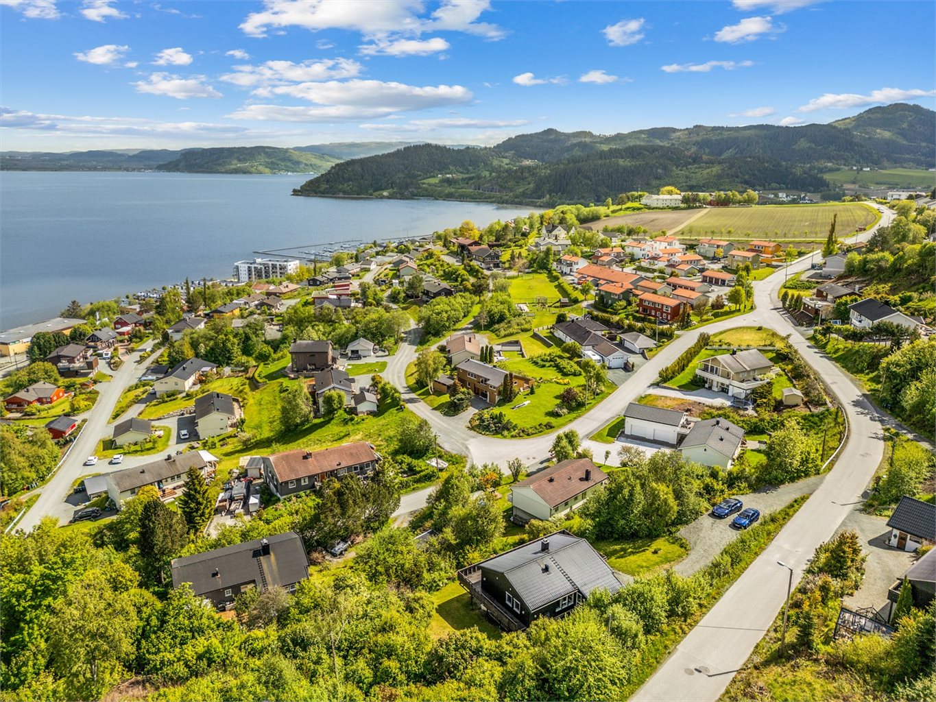 Boligen ligger attraktivt til i et velfungerende nabolag med flott fjordutsikt. 