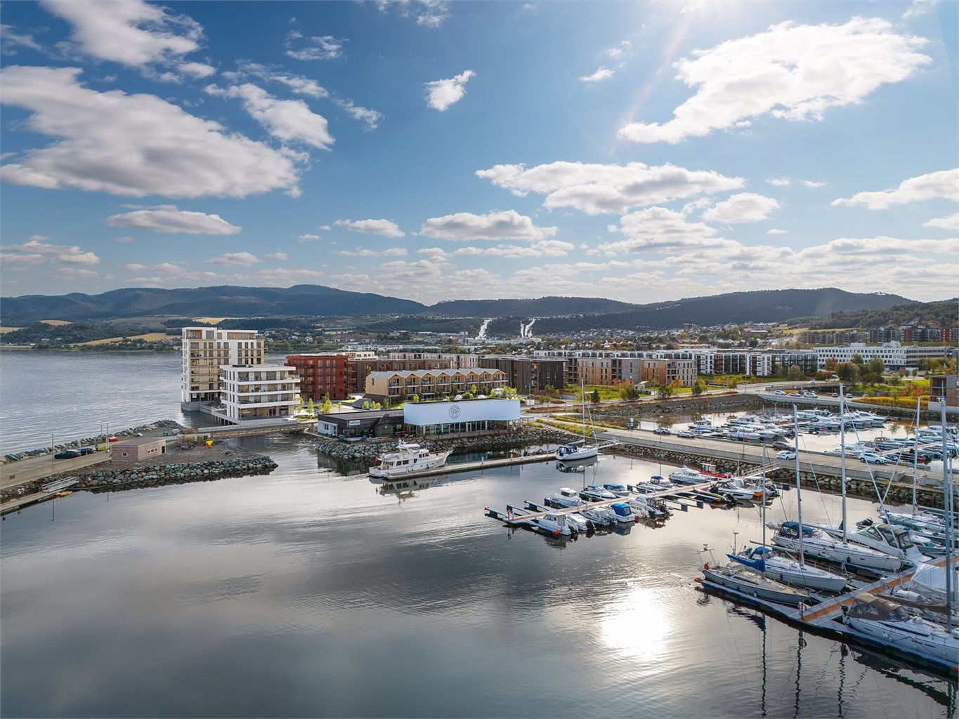 Her vil du bo "ytterst" og i ett av Trondheims mest populære boligområder. Sjøen og tursti som nærmeste nabo. På Flipper rett over veien kan en nydelig matbit nytes. Ellers kort vei til kollektivtransport og dagligvare