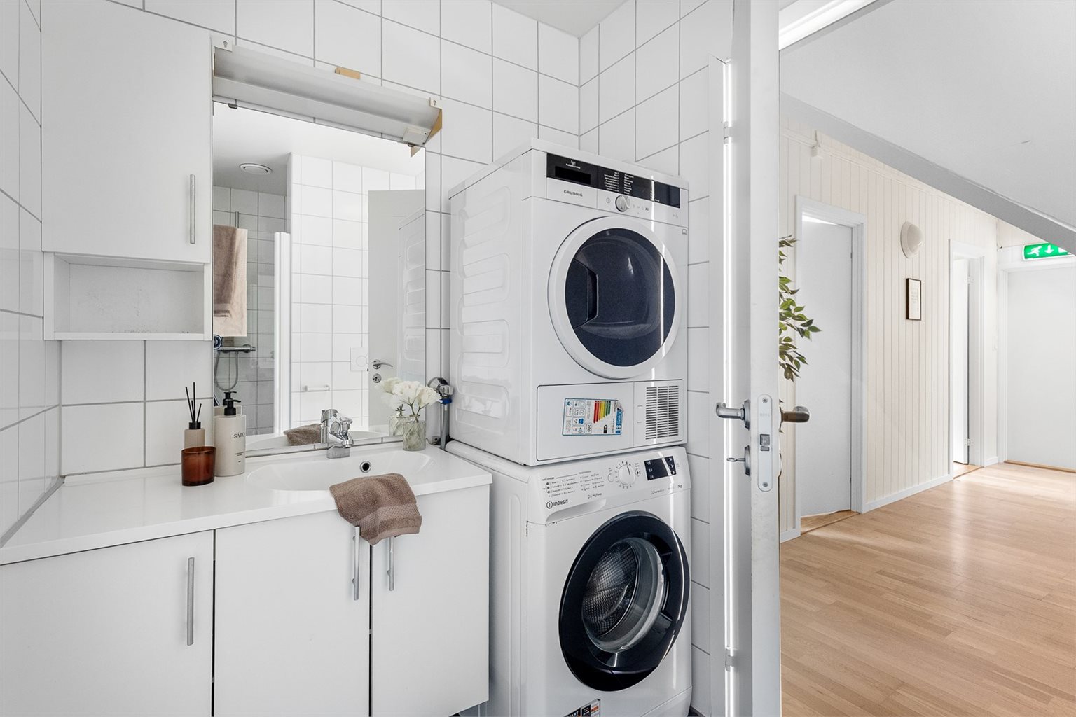 Badet er på 4,3m² og har en praktisk utforming med god plassutnyttelse