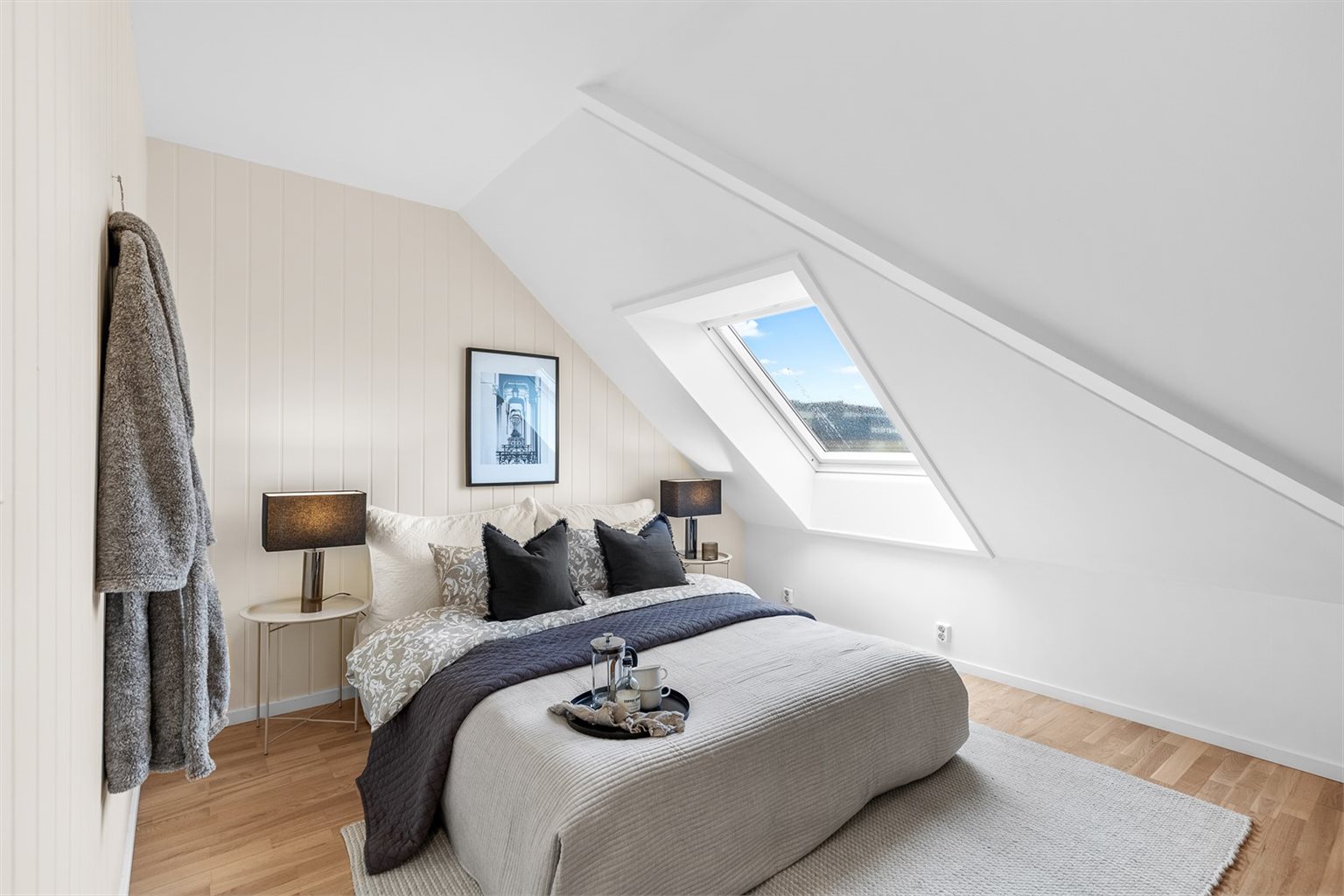 Leiligheten består av fire soverom, alle av god størrelse. Dette er det største soverommet og er på ca. 10 m²