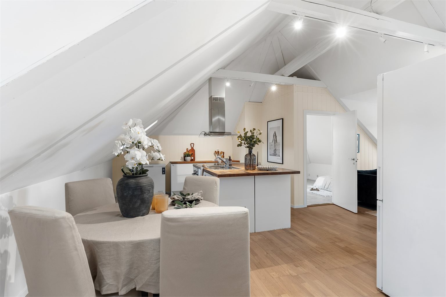 Leiligheten har en god beliggenhet med gangavstand til sentrum som byr på "alt" av servicefasiliteter, samt korte avstander til park- og turområder. 