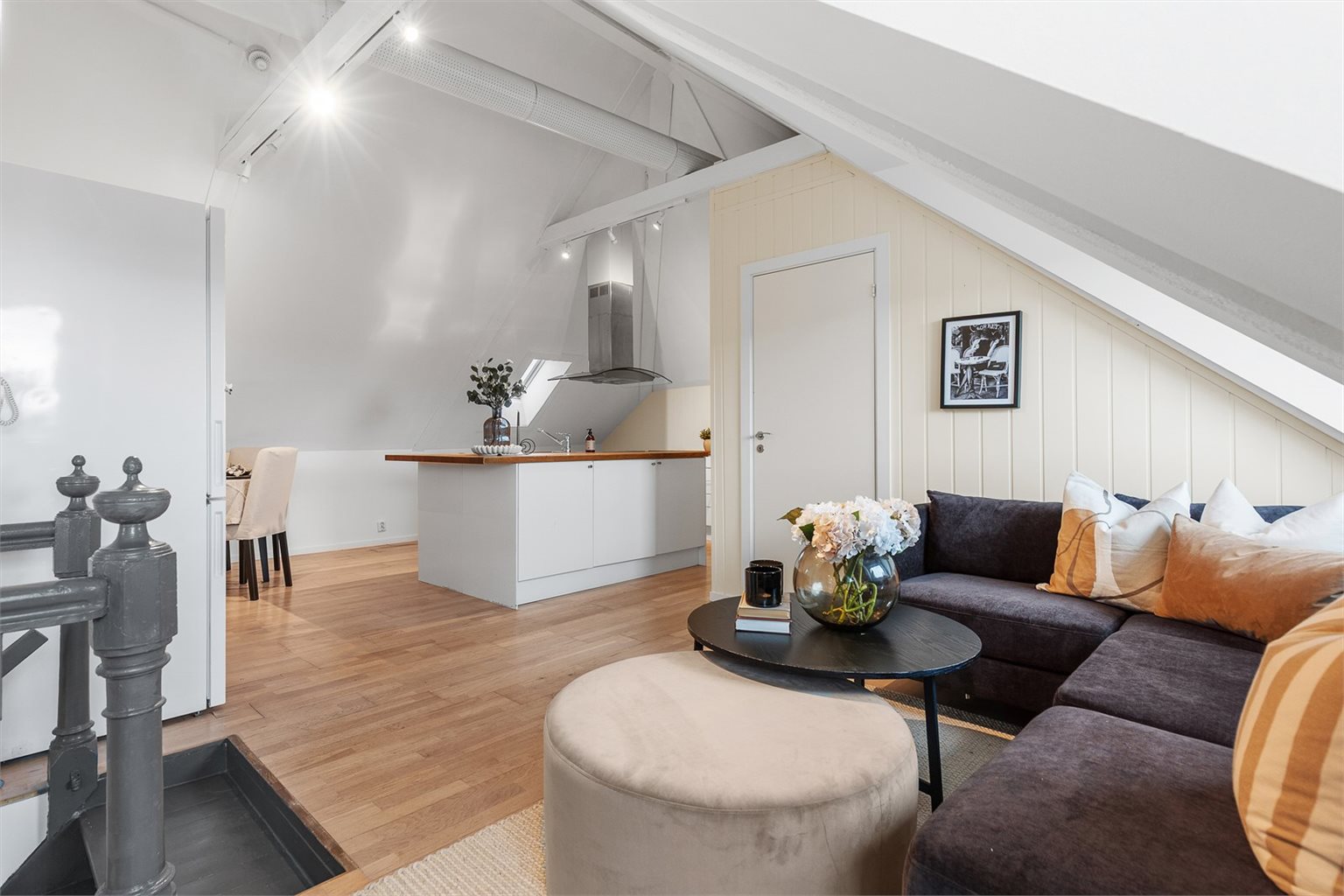 Den åpne stue- og kjøkkenløsningen er på ca. 43,6 m²