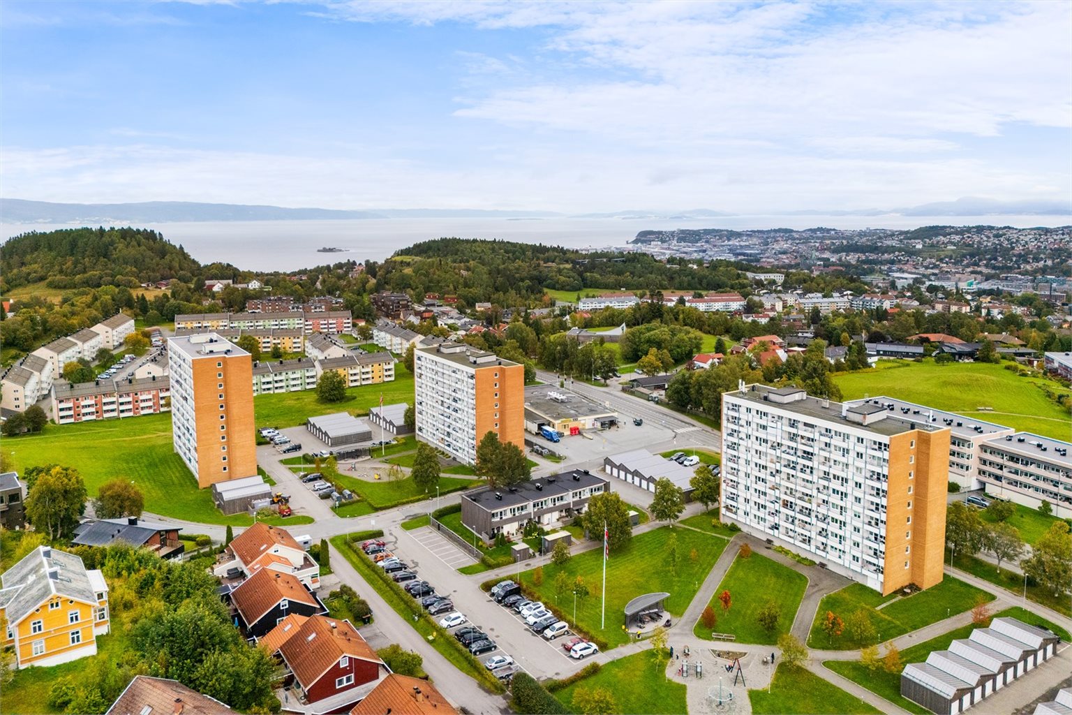 Fine utearealer med belysning, beplantning leke- og grillplass