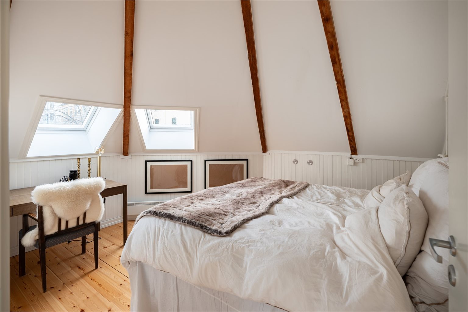 På leilighetens andre plan er det tre soverom. Dette soverommet er på 9,4 m² og har en sjarmerende utforming.