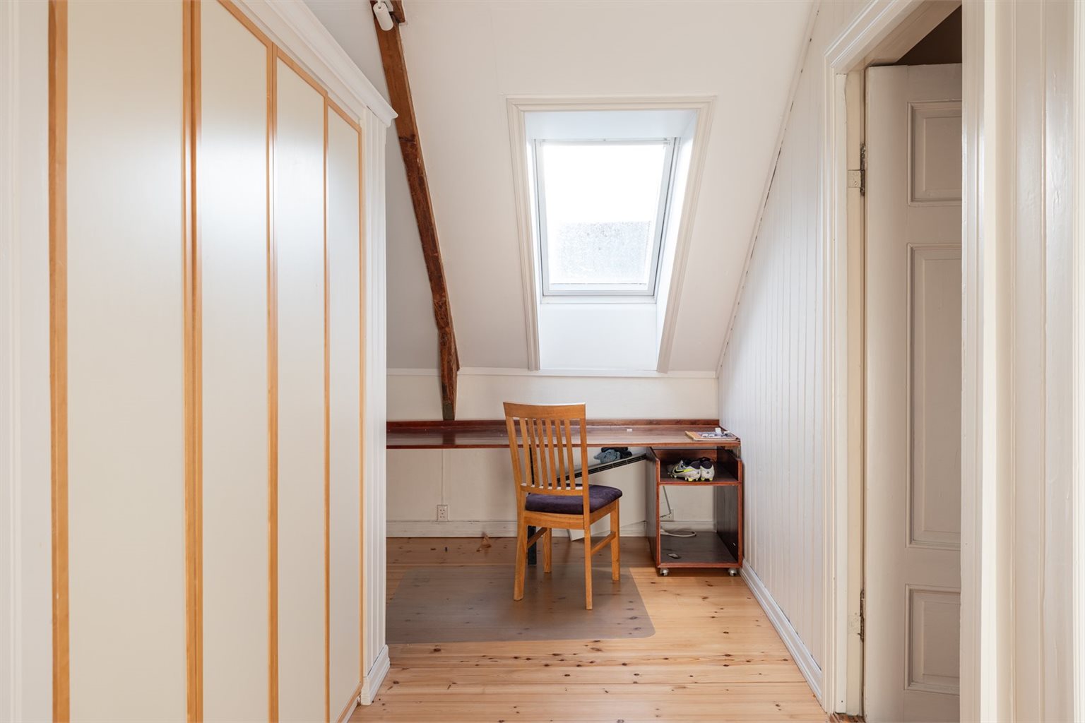 Gangen i loftetasjen måler 18 m². Her er det plass til oppbevaring og eventuelt kontorplass.