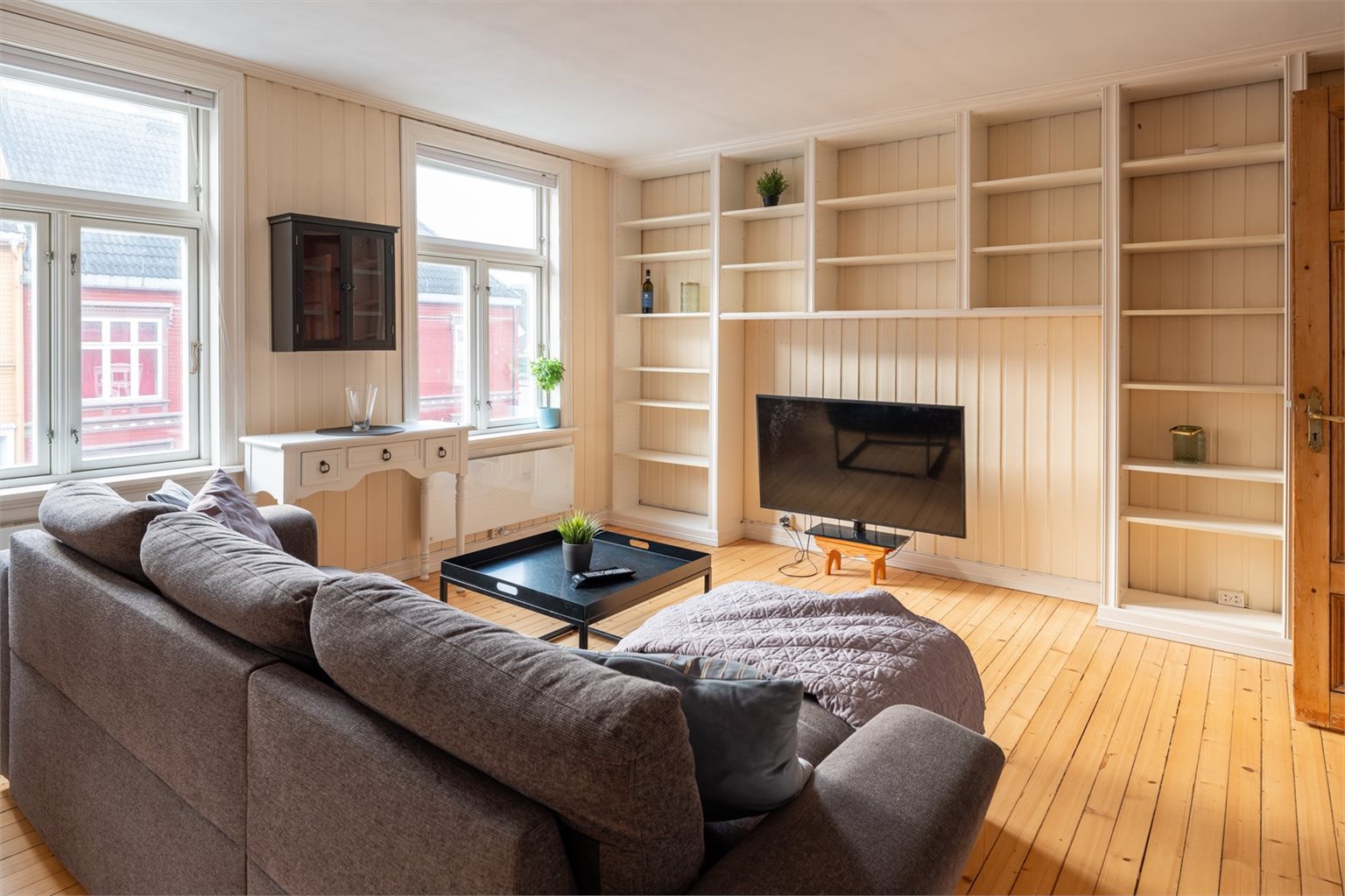 I 2. etasje er det en lys stue på 23,2 m² som byr på flere møbleringsmuligheter.