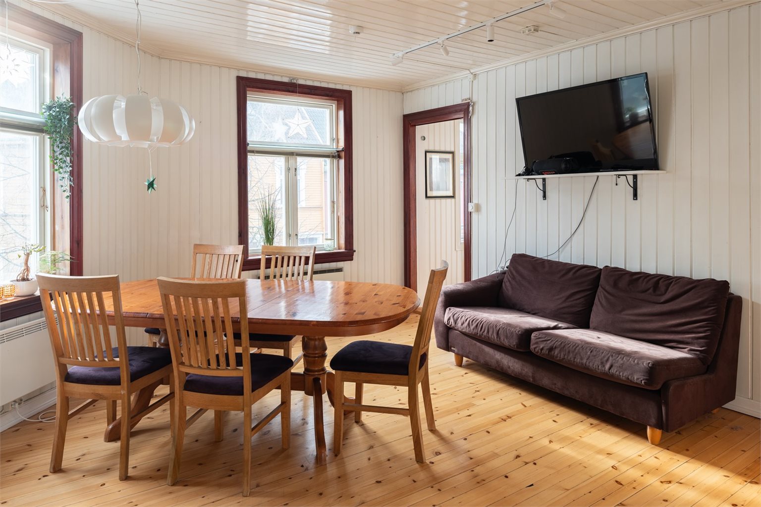 Leiligheten har rause vindusflater som byr på rikelig med naturlig lysinslipp.