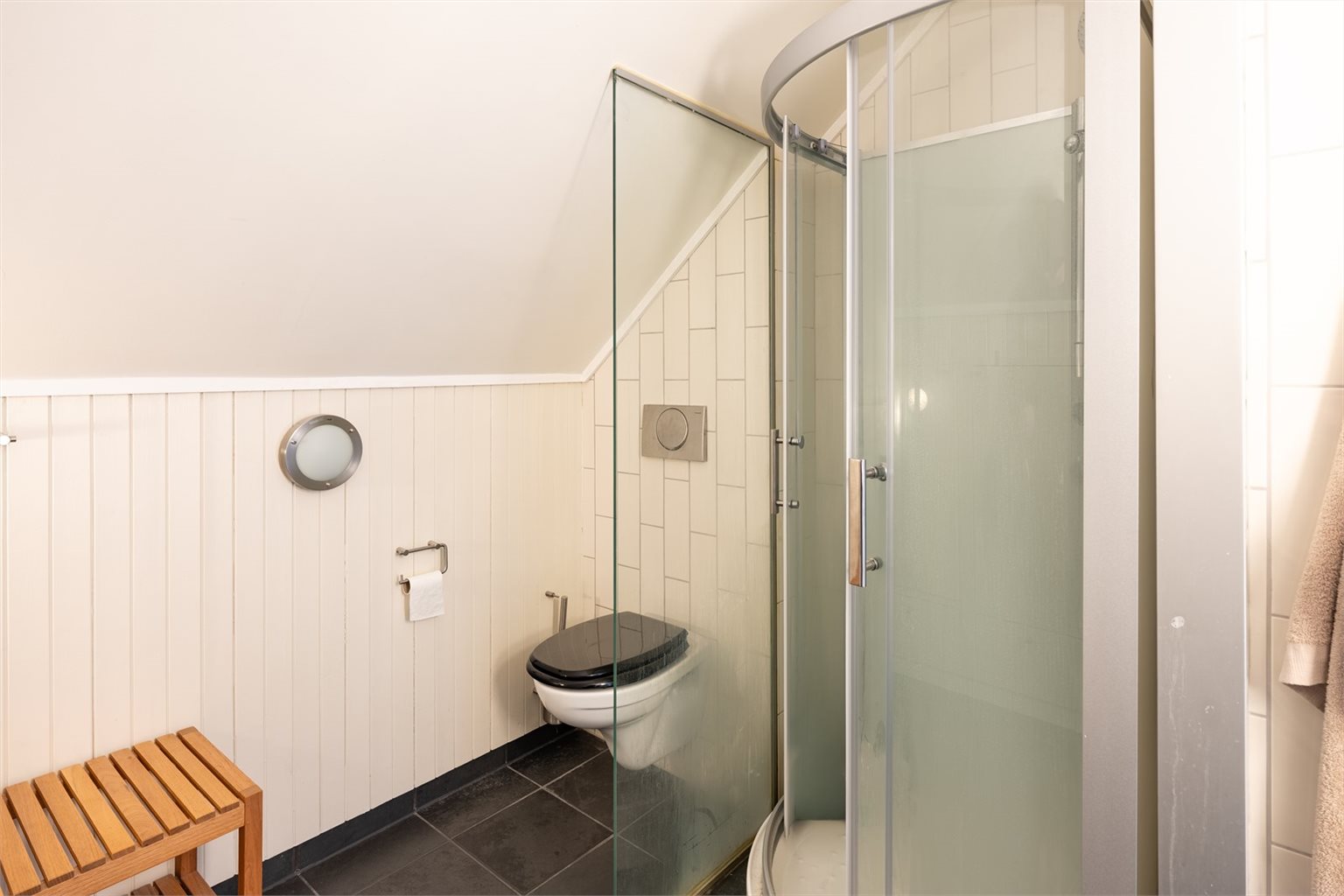 Det nyeste badet er i loftetasjen, dette er på 4,6 m².