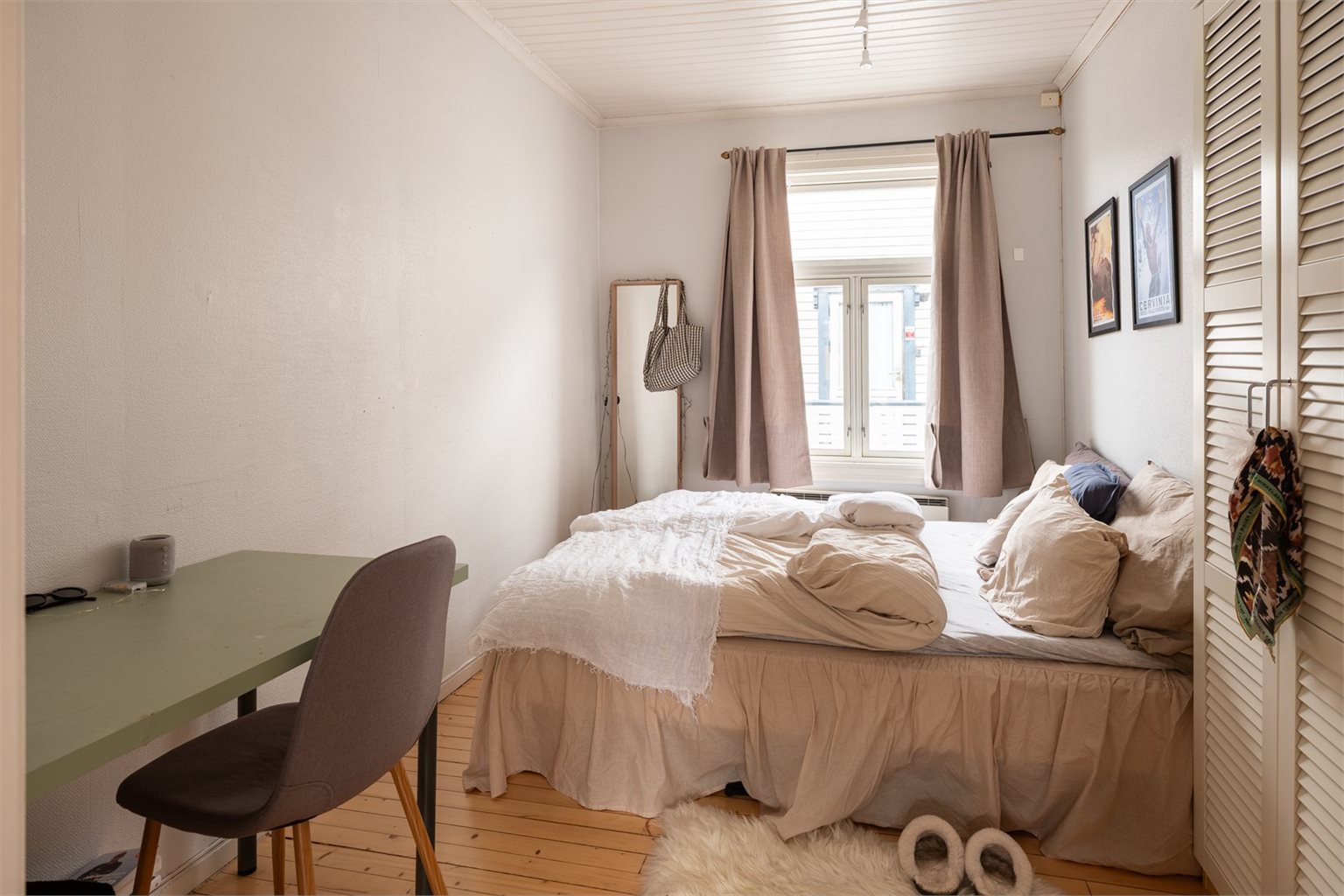 Det første soverommet måler 10,4 m² og har plass til både dobbeltseng, nattbord og kontorplass.