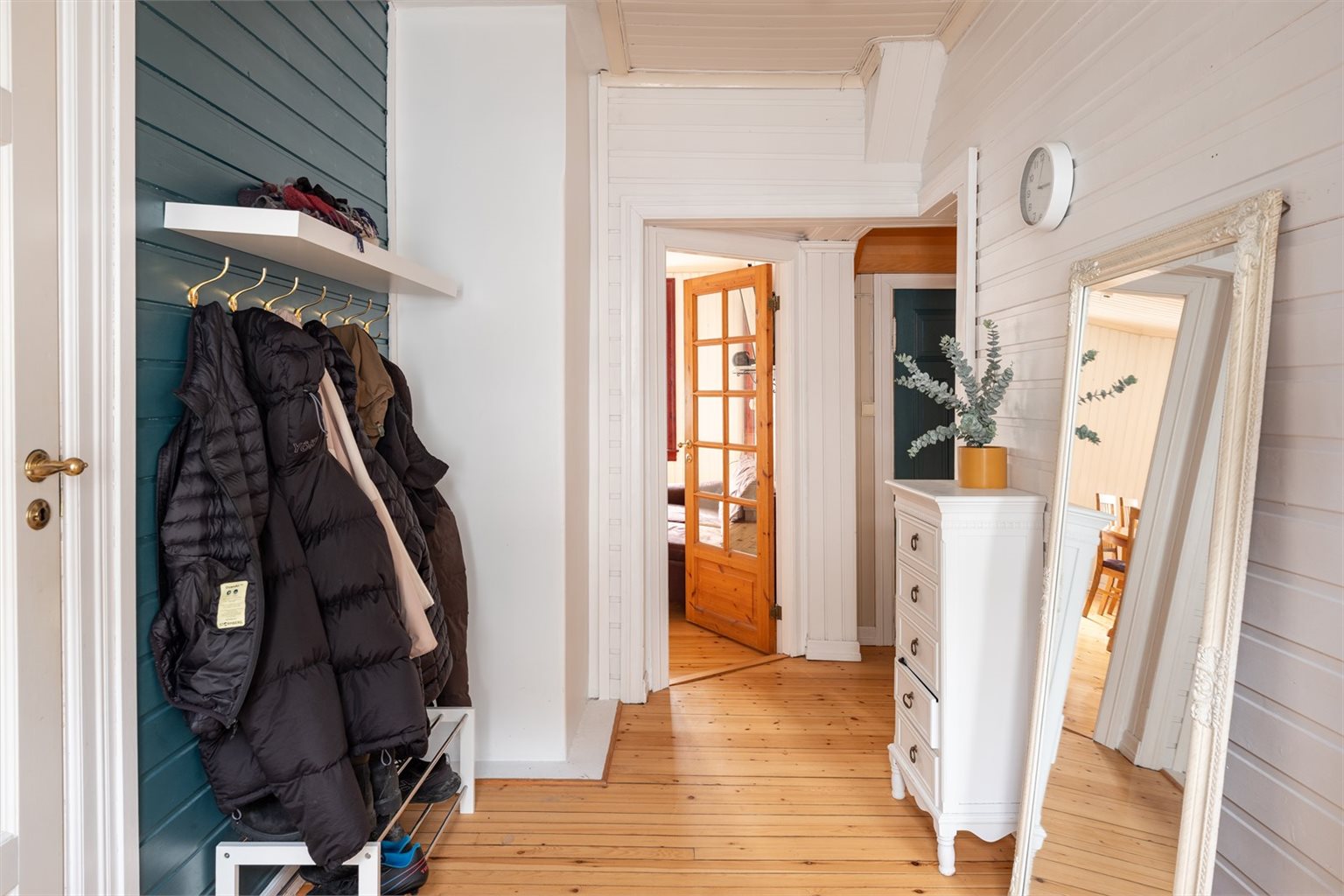 Innbydende entré med plass til oppheng av klær og plassering av skotøy. 