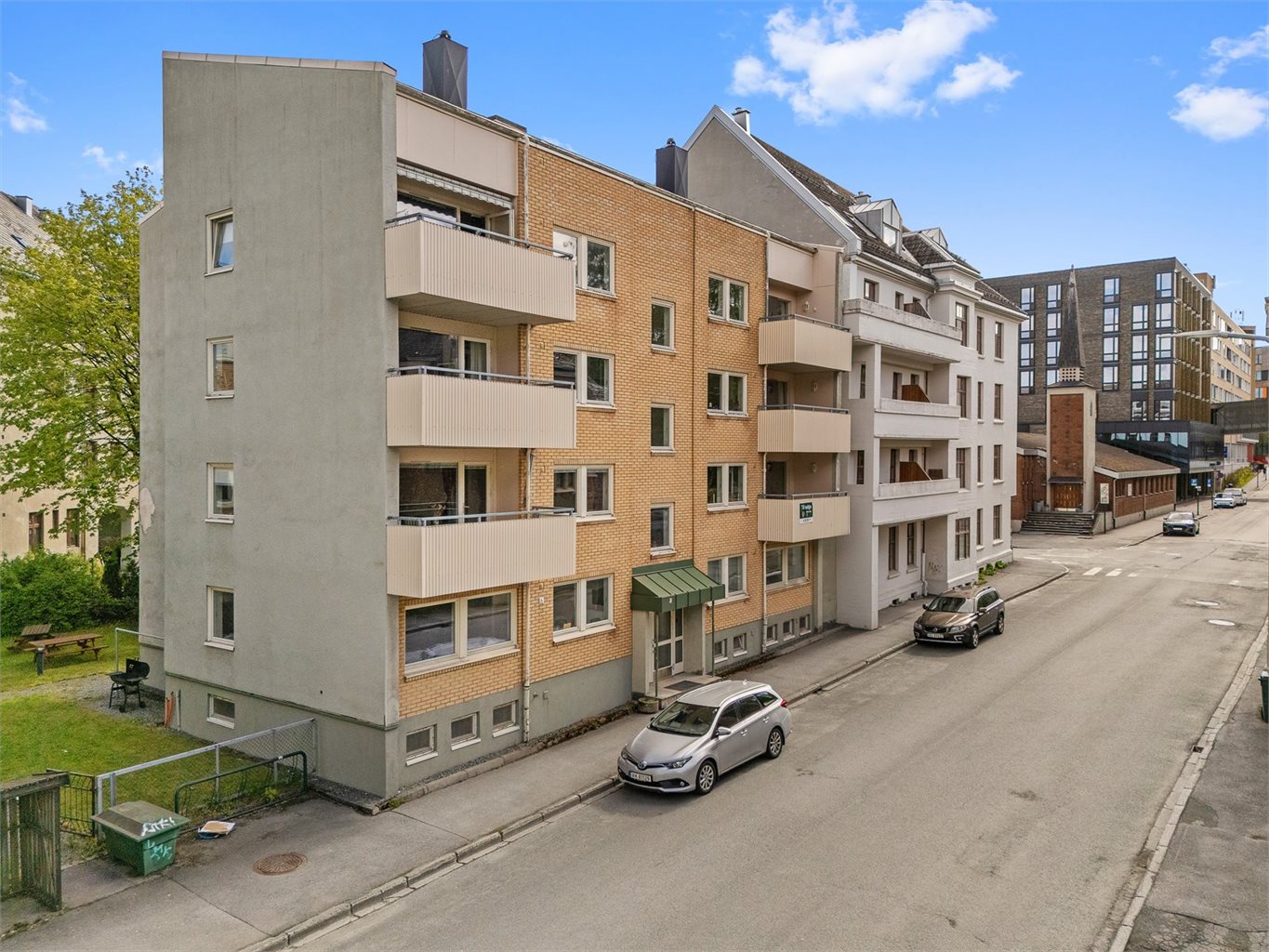 Det er gateparkering like utenfor leiligheten etter gjeldende bestemmelser.