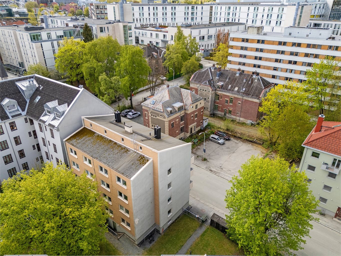 Borettslaget har en fint opparbeidet felles bakgård som kan benyttes av beboerne. Det er også et godt utstyrt felles vaskerom i kjelleren.
