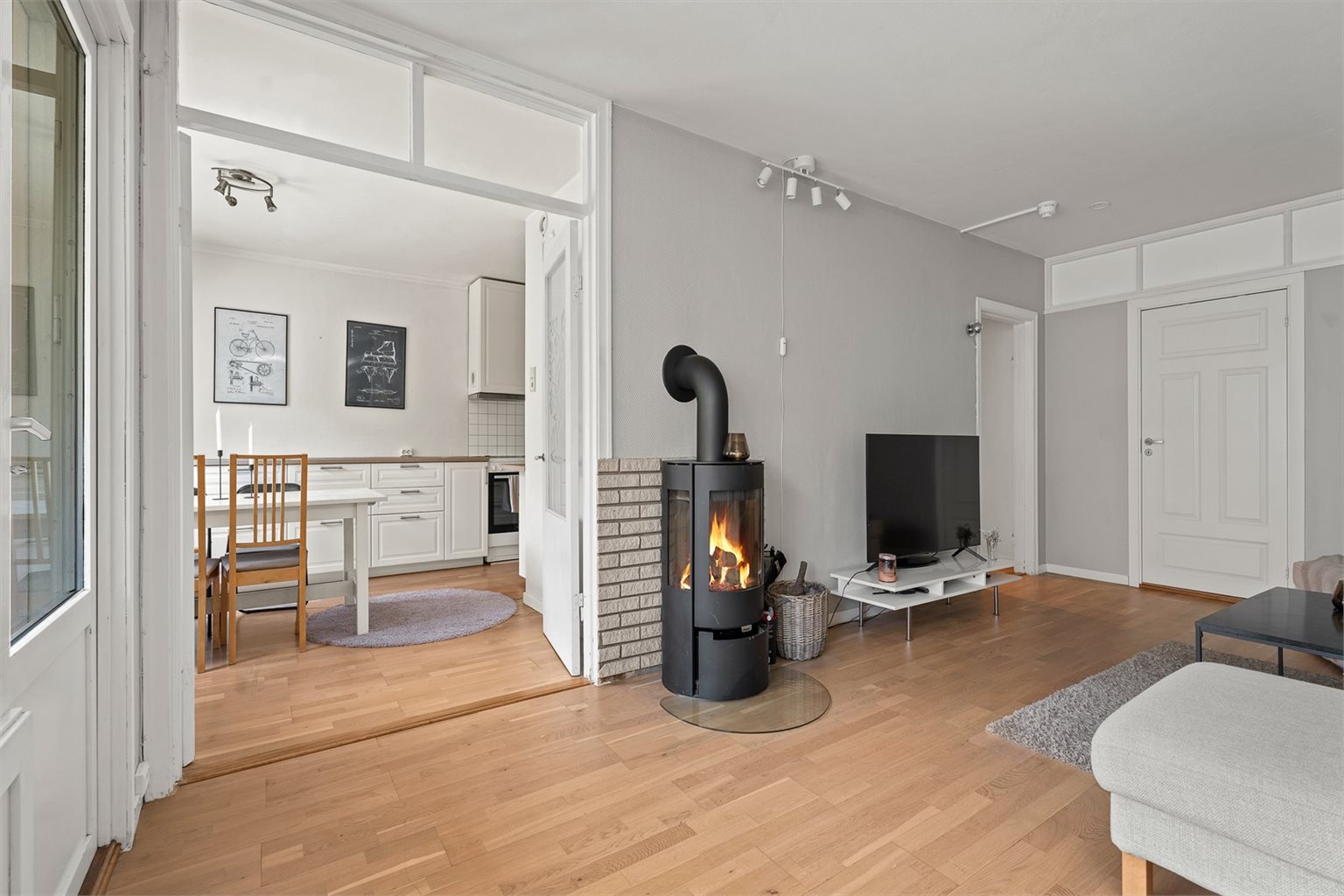 Leiligheten har tre soverom på henholdsvis 14 , ca. 10 og ca. 8 m².