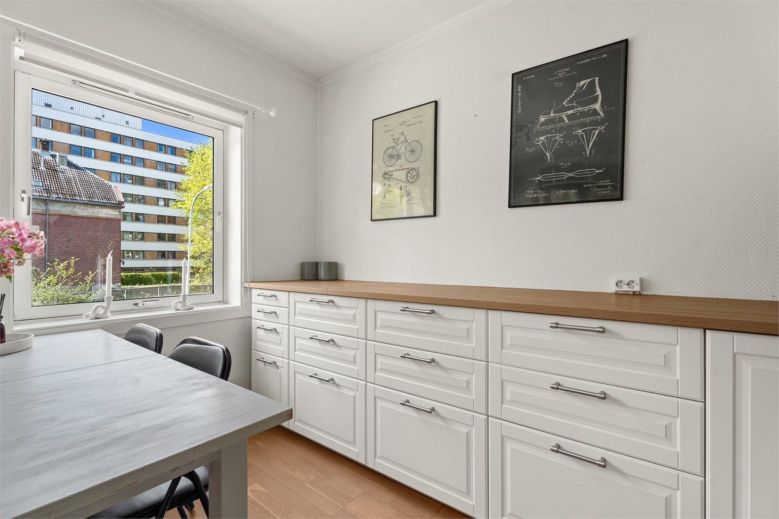 Leiligheten har flere store vinduer som sørger for godt med naturlig lys-innslipp.