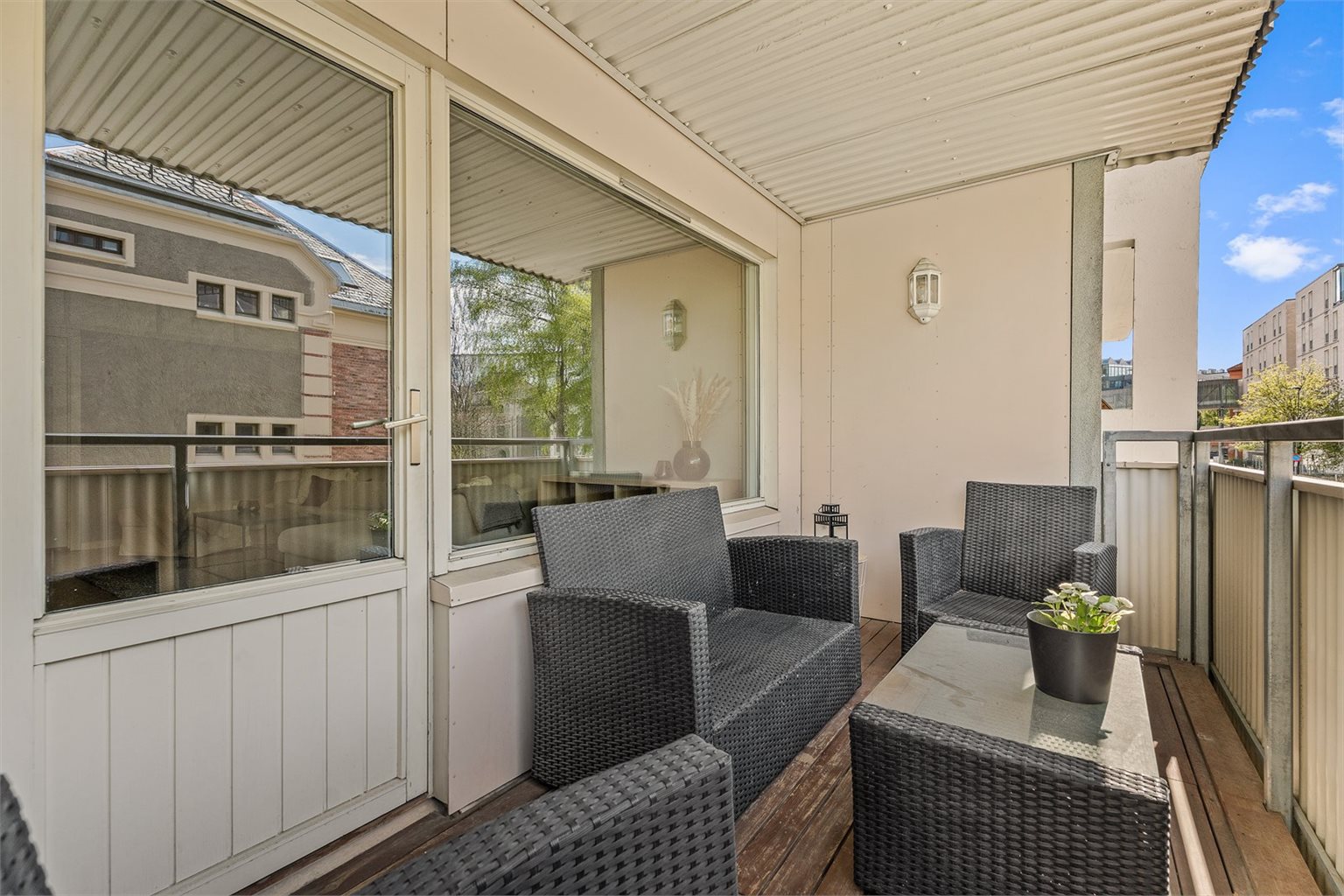 Fra stuen er det direkte adkomst til en trivelig og overbygd balkong på ca. 7 m².