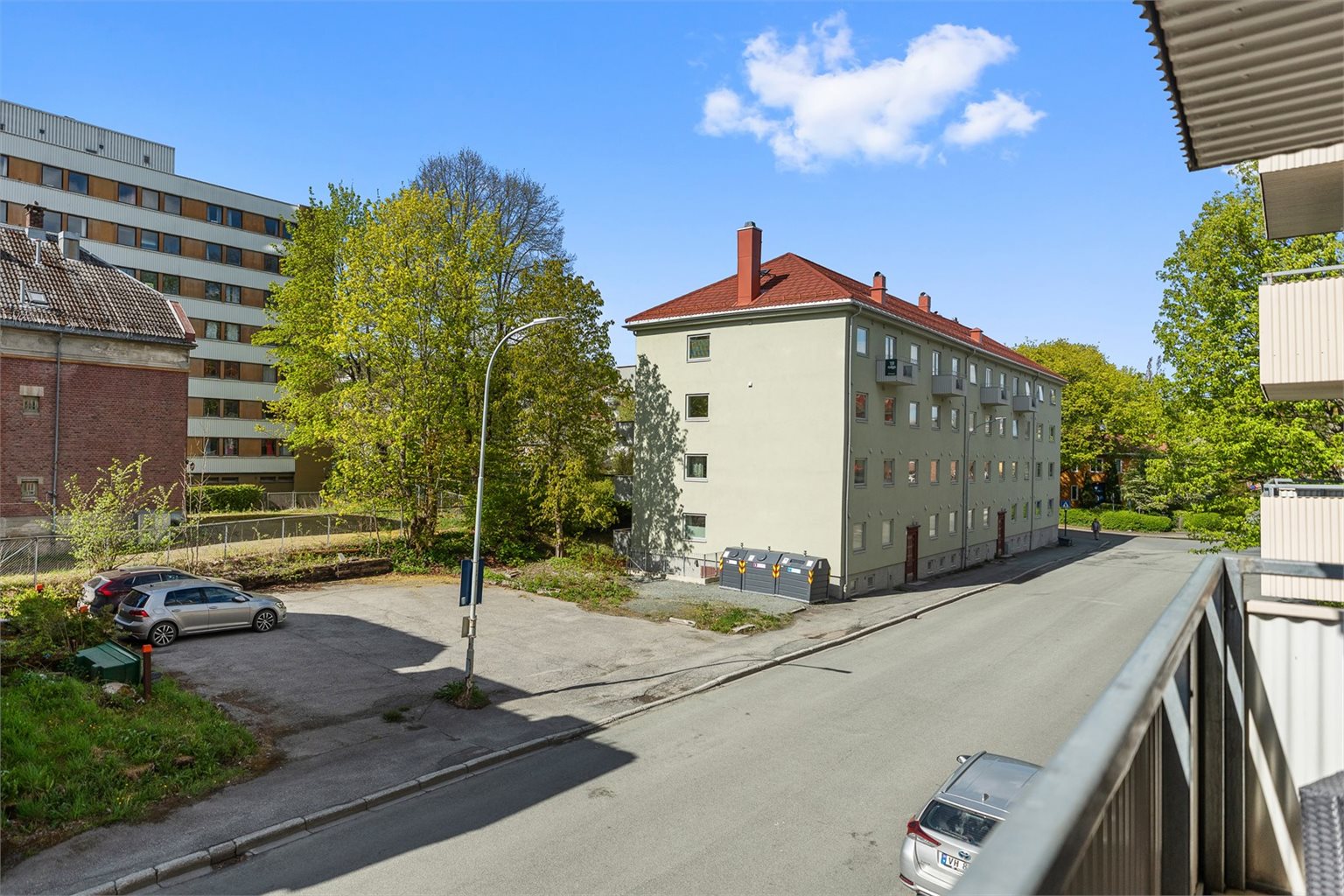 Balkongen er sørvestvendt og byr på flotte solforhold. På midtsommeren kan du nyte solen fra 11:00-21:30.