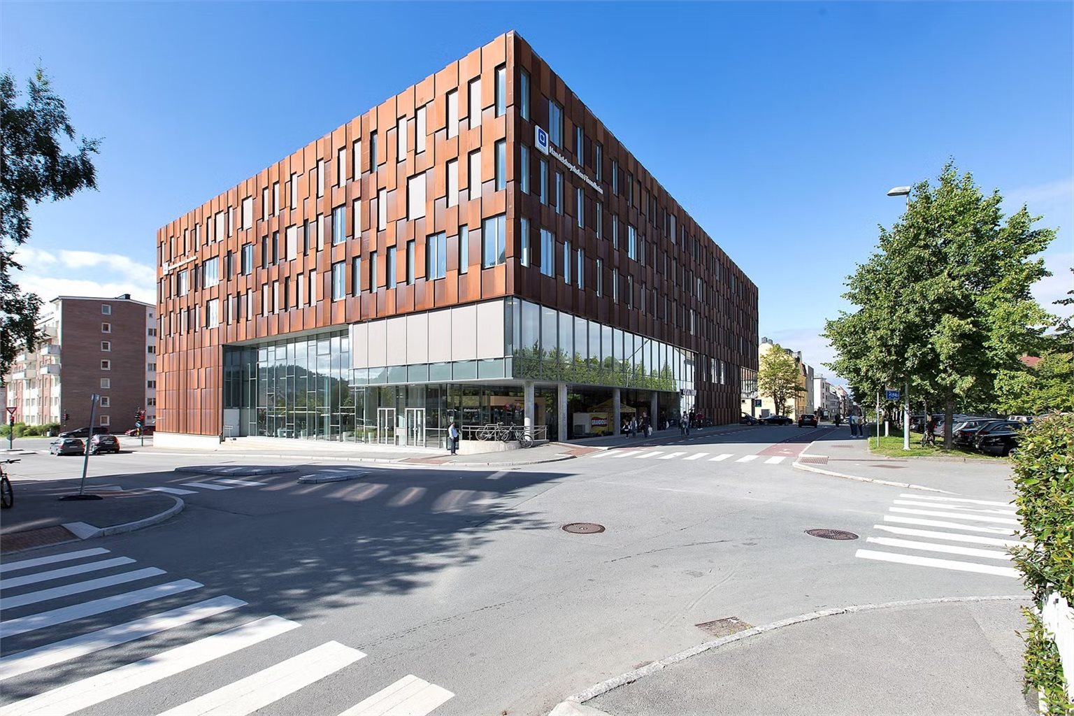 NTNU Handelshøyskolen ligger ca. 15 minutter gange fra leiligheten.
