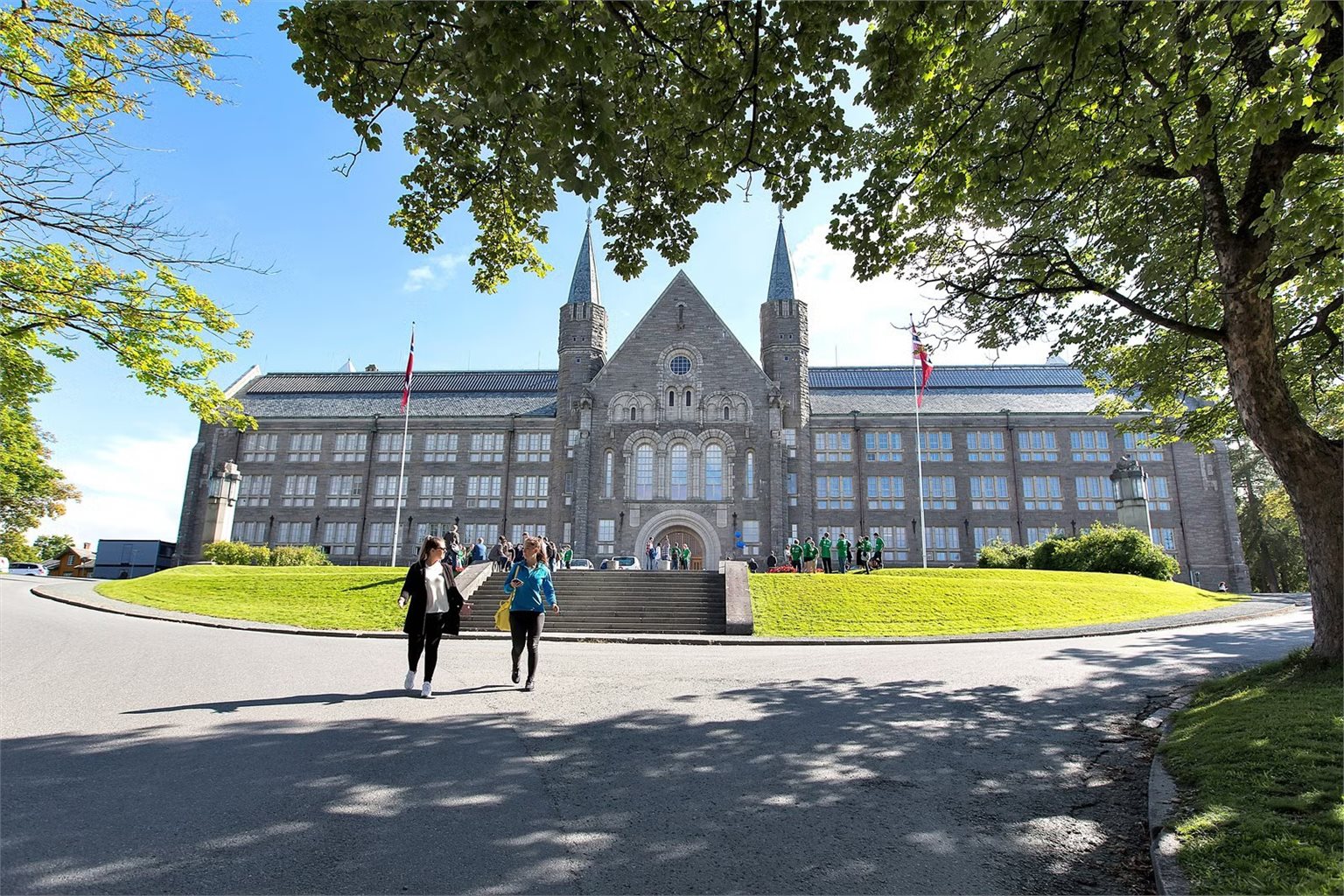 NTNU Gløshaugen og frodige Høyskoleparken ligger ca. 11 minutter gange fra leiligheten.