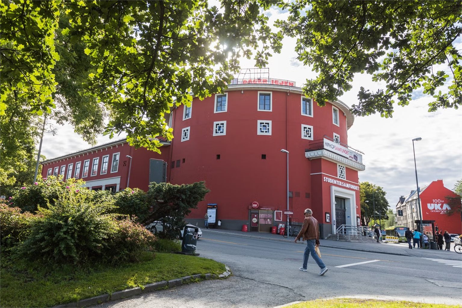 Studentersamfundet ligger ca. 3 minutter gange fra leiligheten. Samfundet er en populært samlingsplass for studenter, og er arrangør av flere ulike arrangementer ila skoleåret. Samfundet er blant annet arrangør av Norges største kulturfestival, UKA.