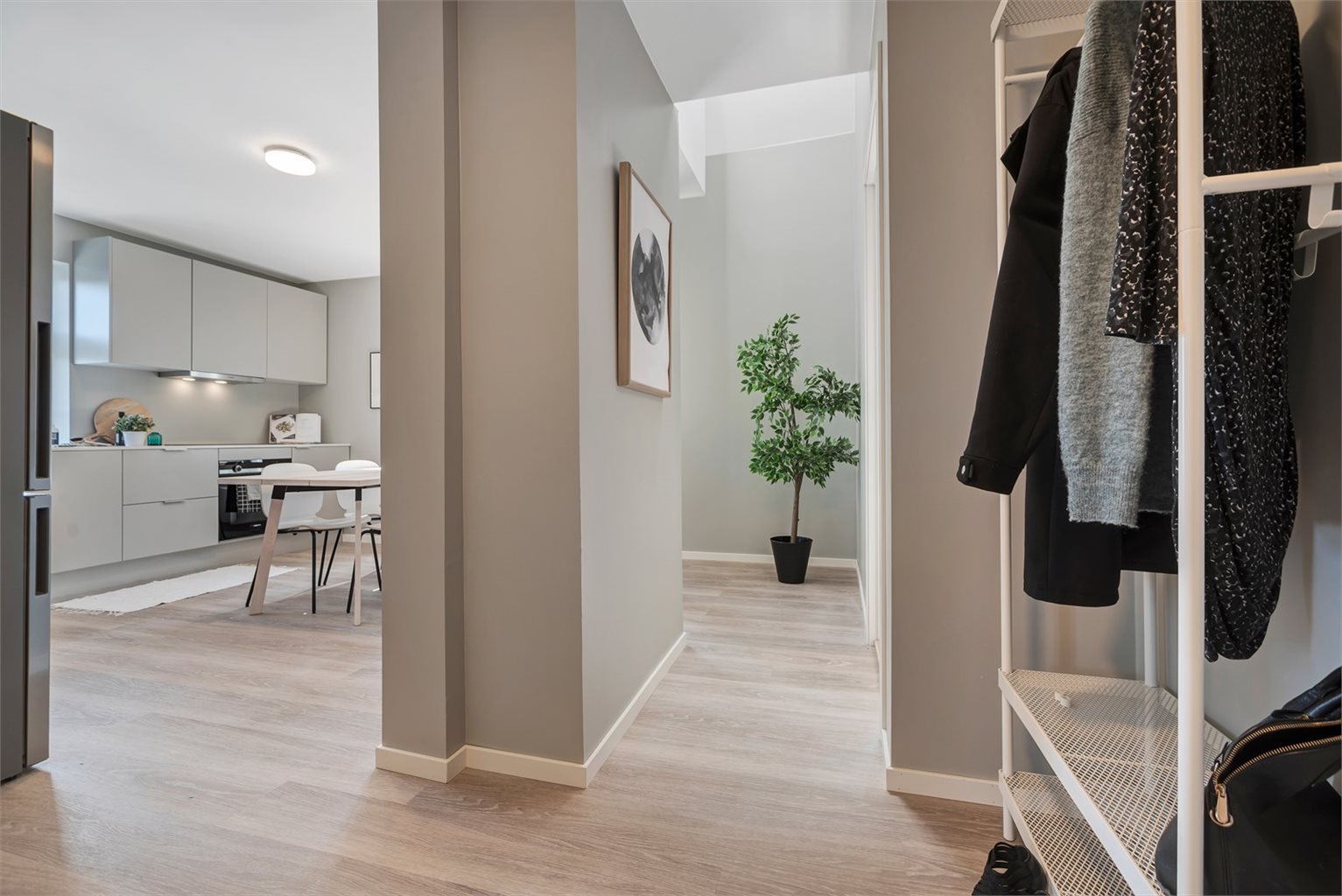 2. etasje er på 60m² fordelt over 3 soverom, kjøkken, bad og gang
