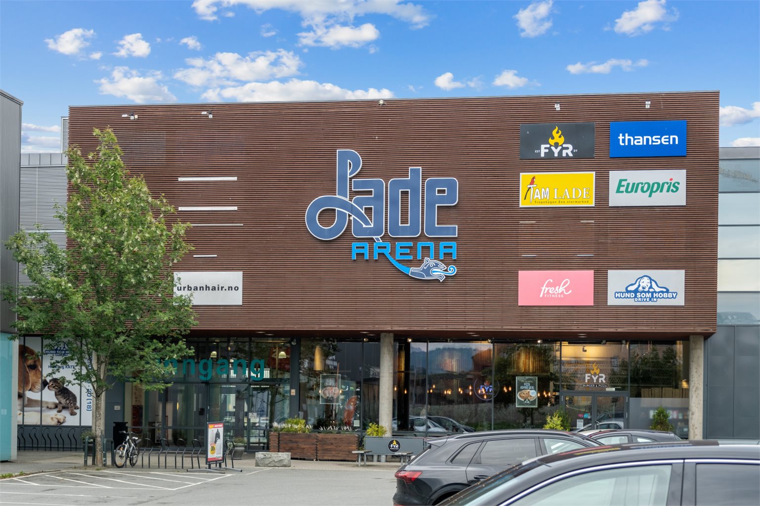 Leiligheten er "nabo" med Lade Arena som har alt man skulle trenge av butikker og servicefasiliteter. 