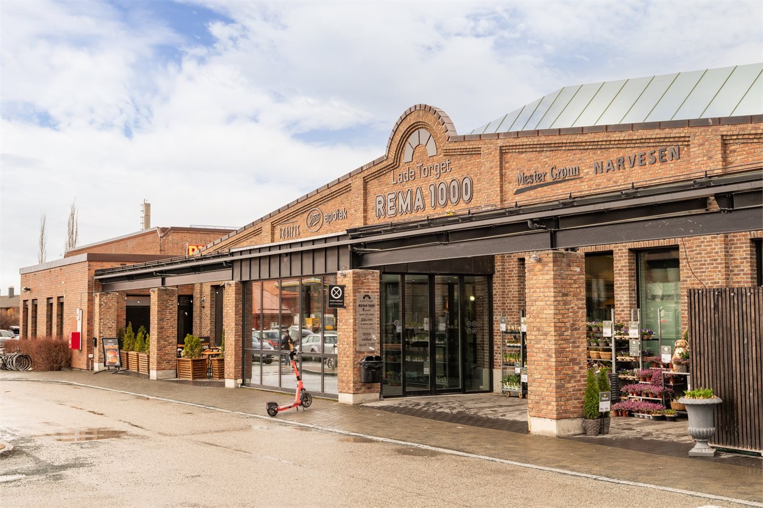 Ladetorget er kun en kort spasertur unna langs Lade idrettspark. 