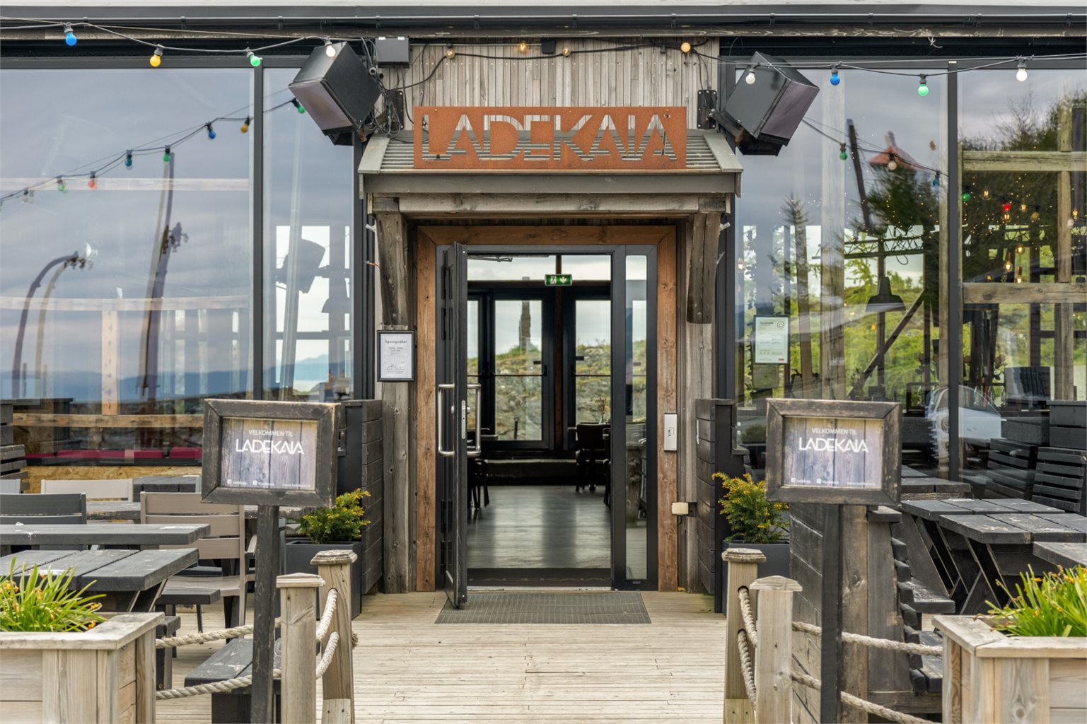 På Østmarkneset langs Ladestien ligger Ladekaia. Et uformelt serveringssted med en herlig beliggenhet ved sjøen! 
