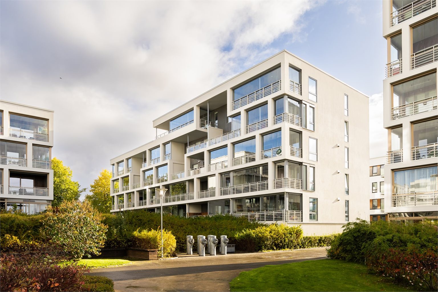 Sameiet er en del av Velforeningen Ringve Park, en veldrevet velforening. Fellesarealene er pent opparbeidet med frodig beplantning, lekeplasser og sittegrupper.