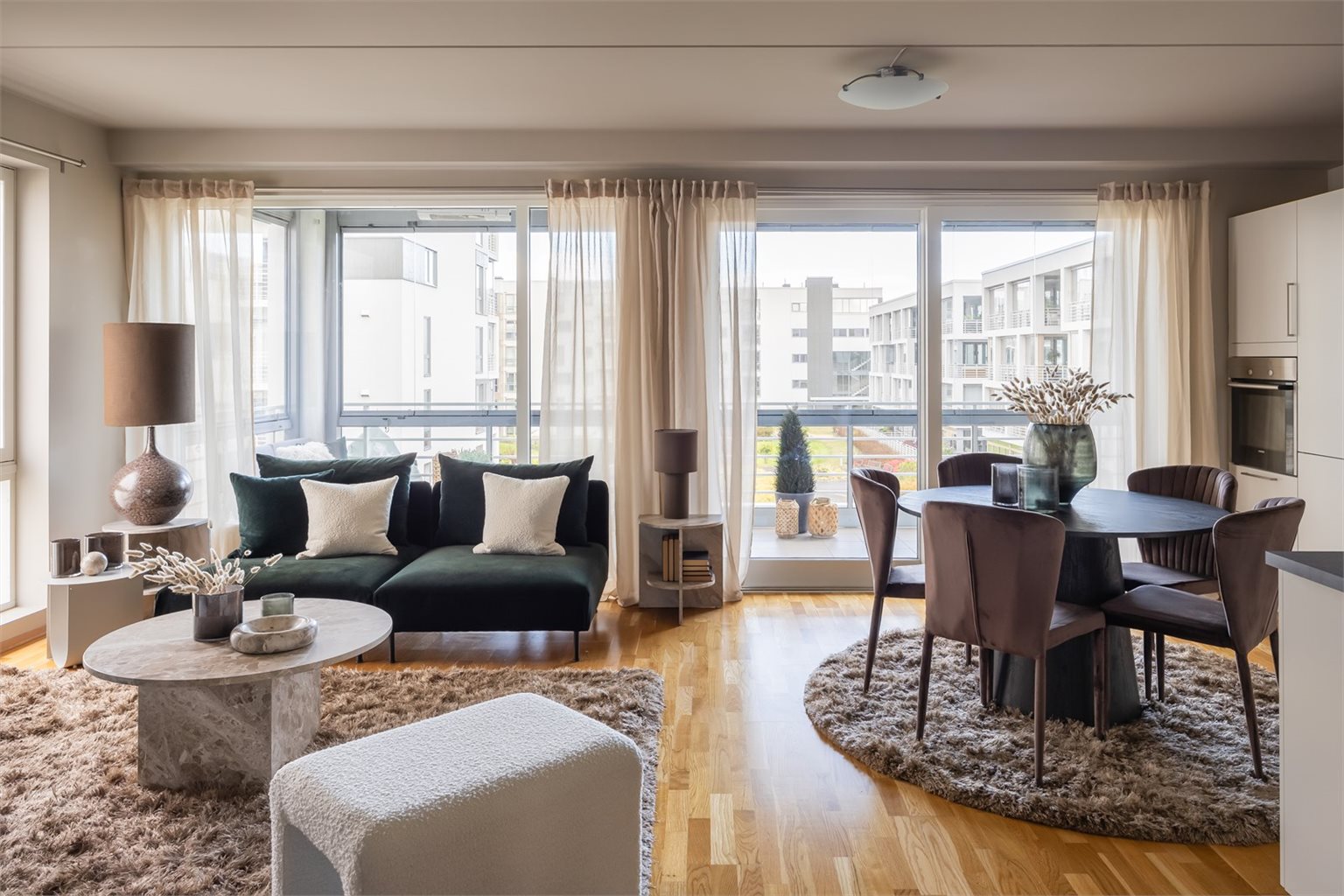 Leiligheten har en åpen stue- og kjøkkenløsning på gode 29 m². Her er det rause vindusflater i to himmelretninger som gir rikelig med naturlig lysinnslipp.