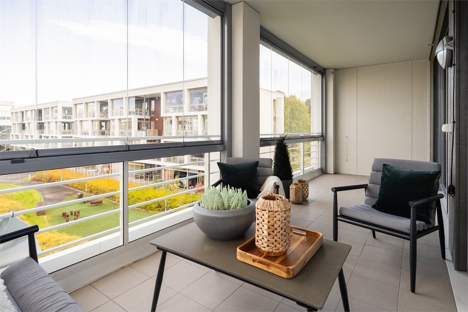 Sørvestvendt, innglasset balkong på gode 17 m². Her er det gode solforhold med ettermiddag- og kveldssol.