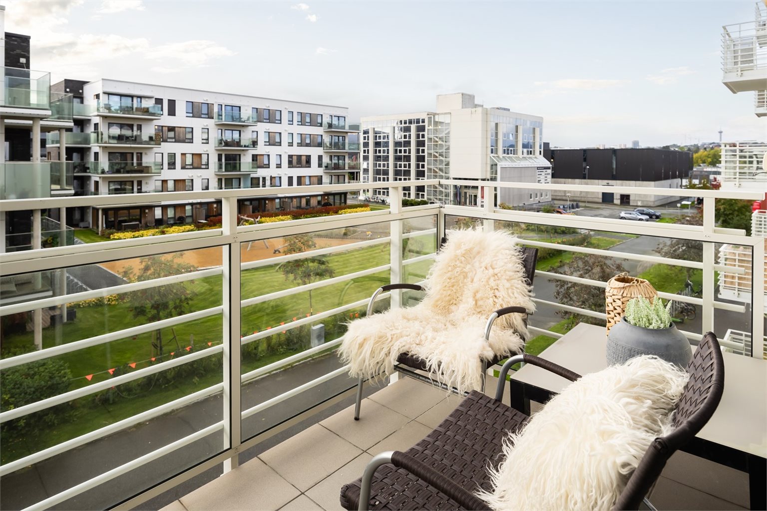 Direkte utgang til en hyggelig balkong på 3 m² med gode solforhold.