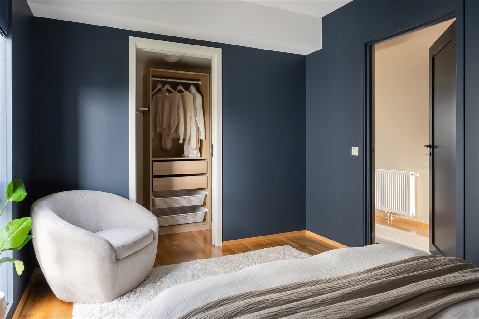Det er god plass til dobbeltseng og tilhørende møblement. I tilknytning er det walk-in på 3 m².