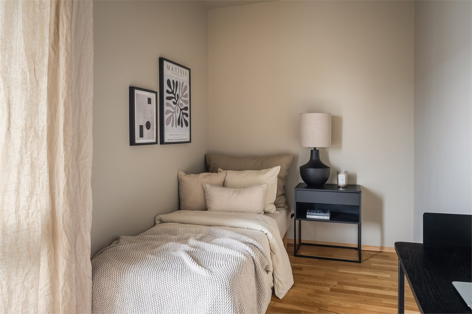 Leiligheten har tre romslige soverom på henholdsvis 11, 9 og 8 m². Dette er soverommet på 9 m² som har direkte utgang til leilighetens andre balkong.