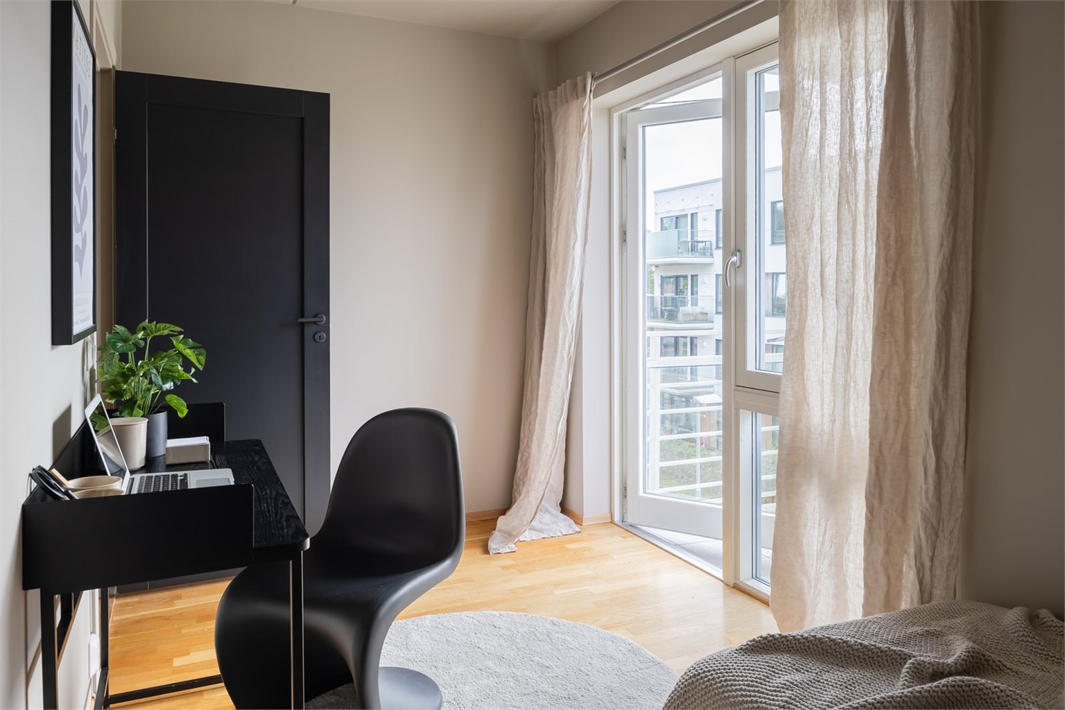 Soverommet er malt i behagelige farger og har god plass til stor seng og ønsket garderobeløsning.