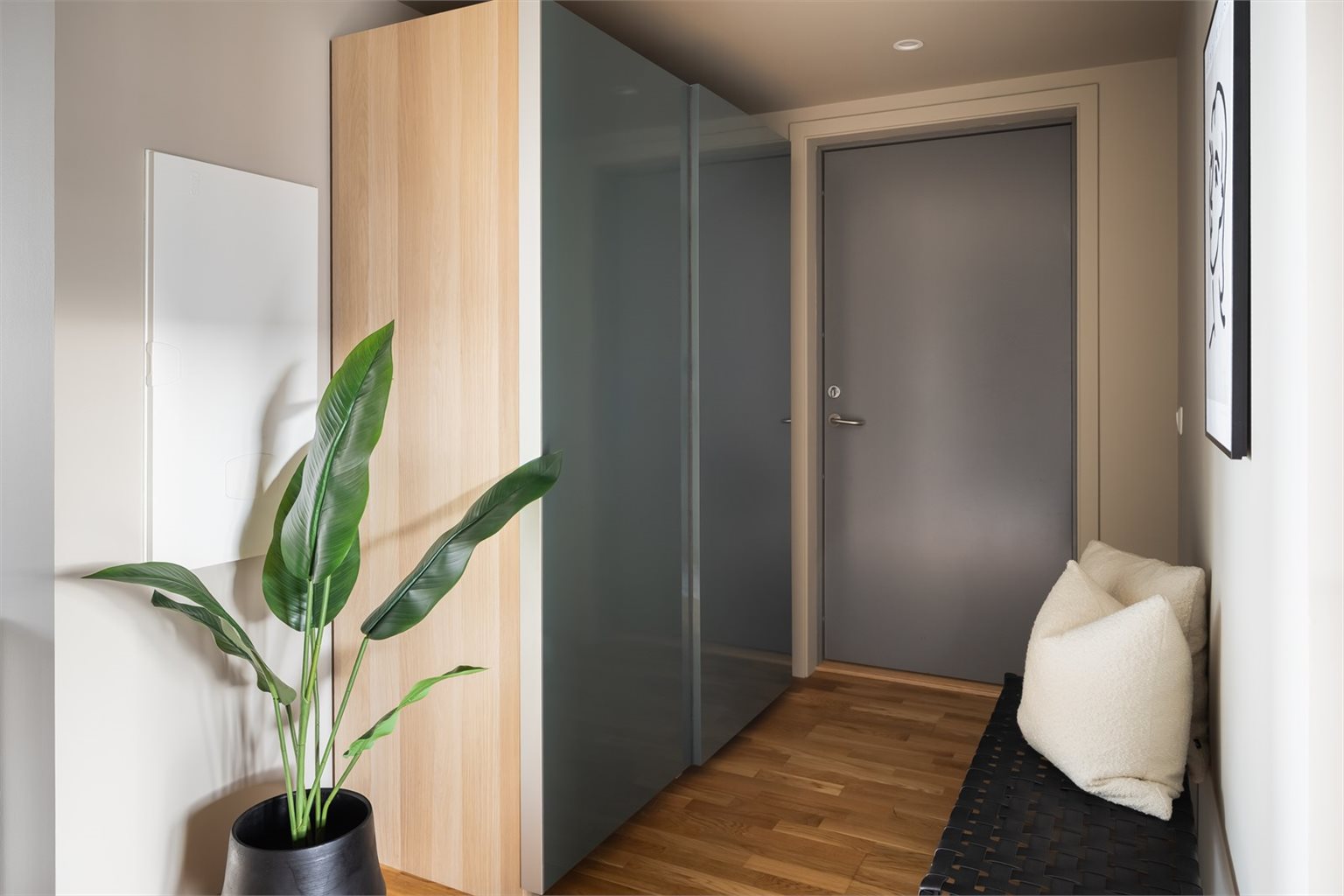 Praktisk gang på hele 14 m², her er det god plass til oppbevaring av sko og yttertøy.