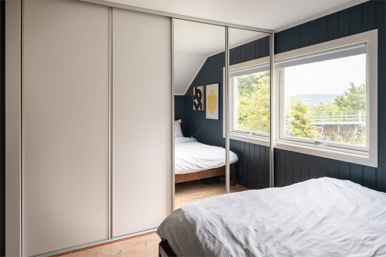 Stor skyvedørsgarderobe med speil medfølger handelen.