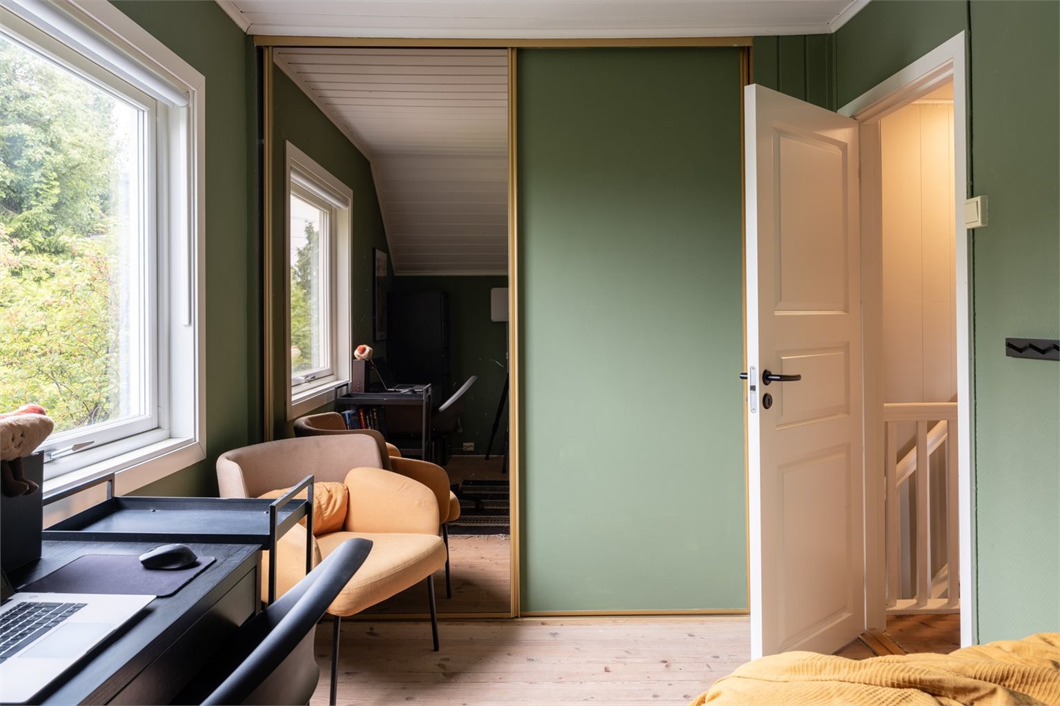 Skyvedørsgarderobe med speil for praktisk oppbevaring medfølger handelen.