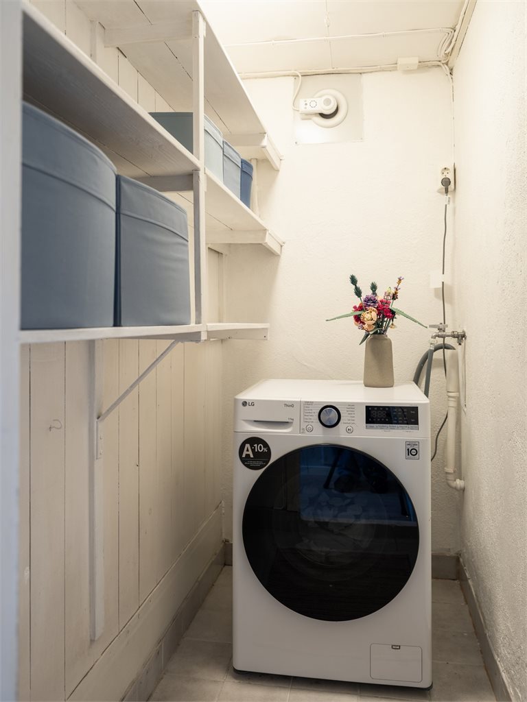 Det er også eget vaskerom i kjeller med opplegg for vaskemaskin.