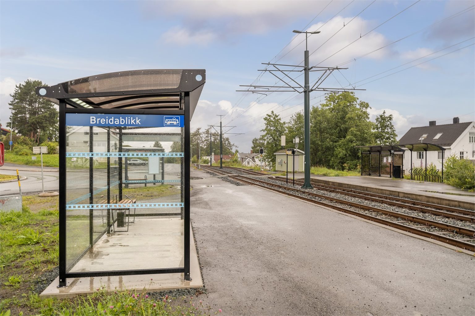 Kollektivtilbudet består av buss, samt at trikken går nede ved rundkjøringen, nedenfor boligen. Kort vei til sentrum, St. Olavs og NTNU med sykkel, buss og trikk.
