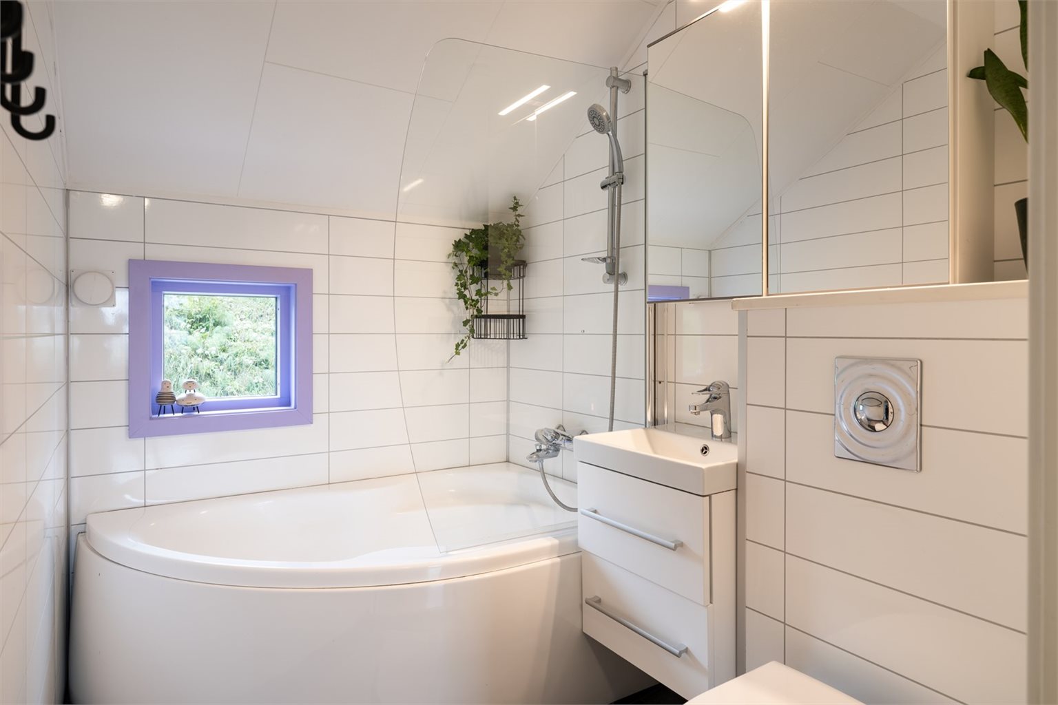 Flislagt bad fra 2008 med gulvvarme, hvor det ble satt inn ny termostat i 2024. Badet er utstyrt med blant annet baderomsinnredning fra 2022, vegghengt toalett og badekar.