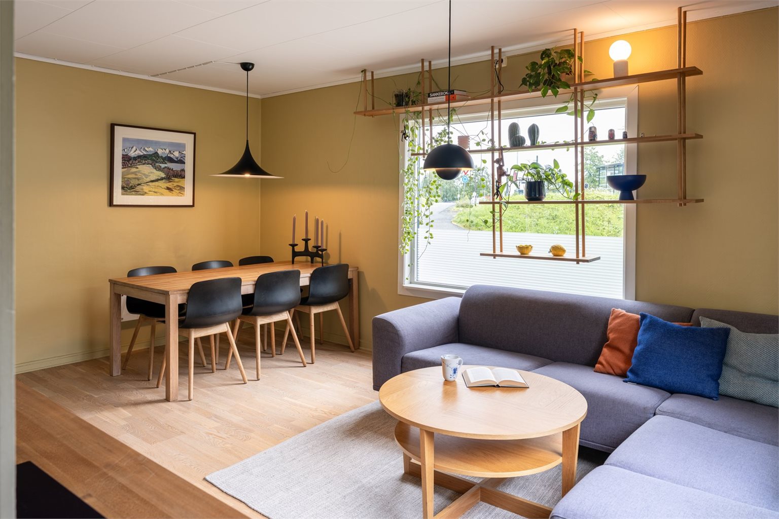 Stuen er på hele 18 m² og byr på flere møbleringsmuligheter. Her har du også god plass til egen spisesone for å samle enten familie eller gjester.