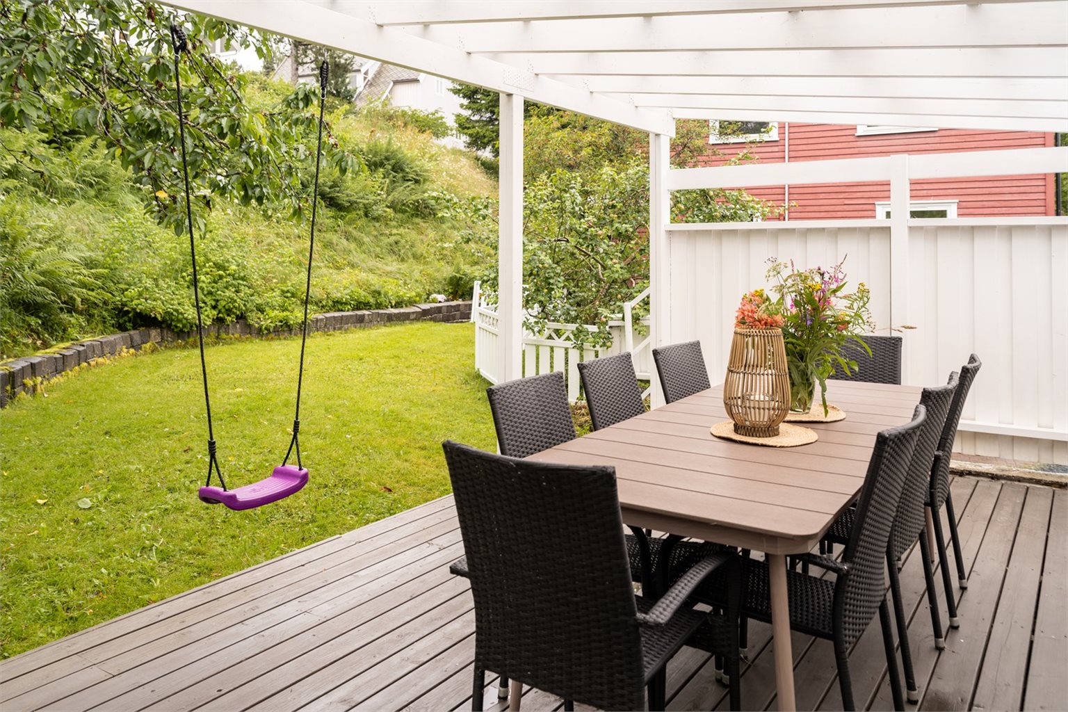 I hagen vokser det moreller, epler, kirsebær, rips og bringebær.
