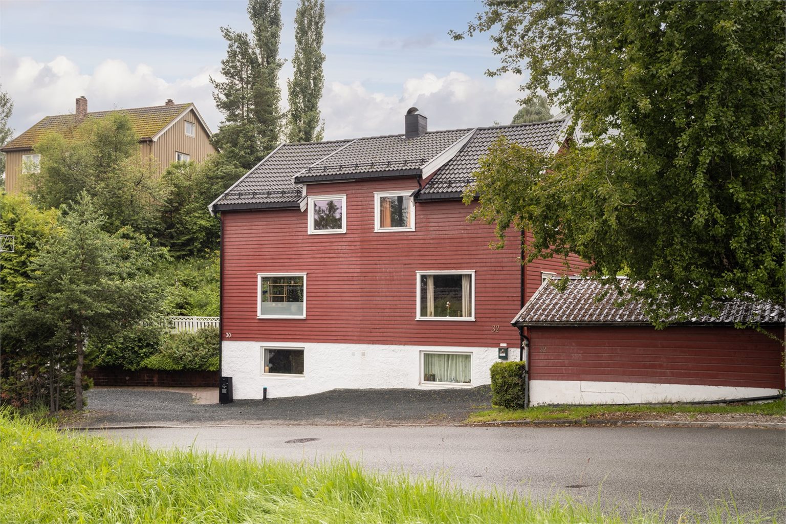 Boligen utgjør venstre halvdel og er godt vedlikeholdt de siste årene med blant annet kjøkken fra 2022, drenering på nord- og østside av huset i 2025, skiftet tak i 2017, m.m. Se full liste over oppgraderinger under "Diverse" i komplett salgsoppgave.