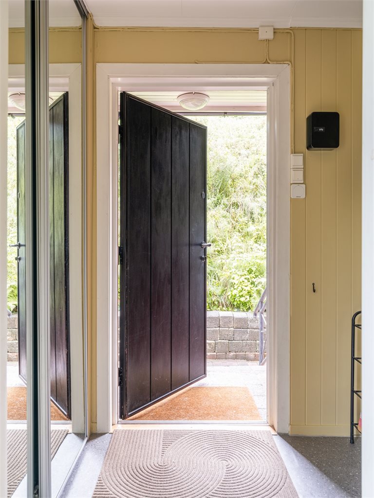 Entré i 1. etasje med skyvedørsgarderobe for praktisk oppbevaring av yttertøy og sko.