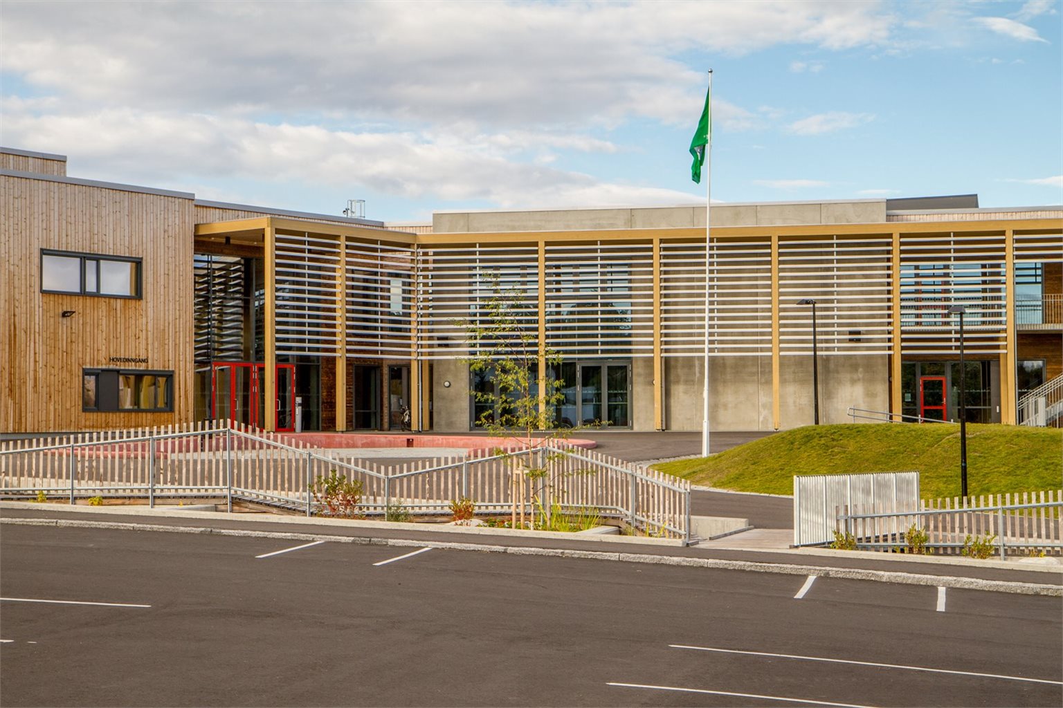 Åsveien skole ligger under 10 minutters gange fra boligen. Boligen sokner også til Sverresborg ungdomsskole.