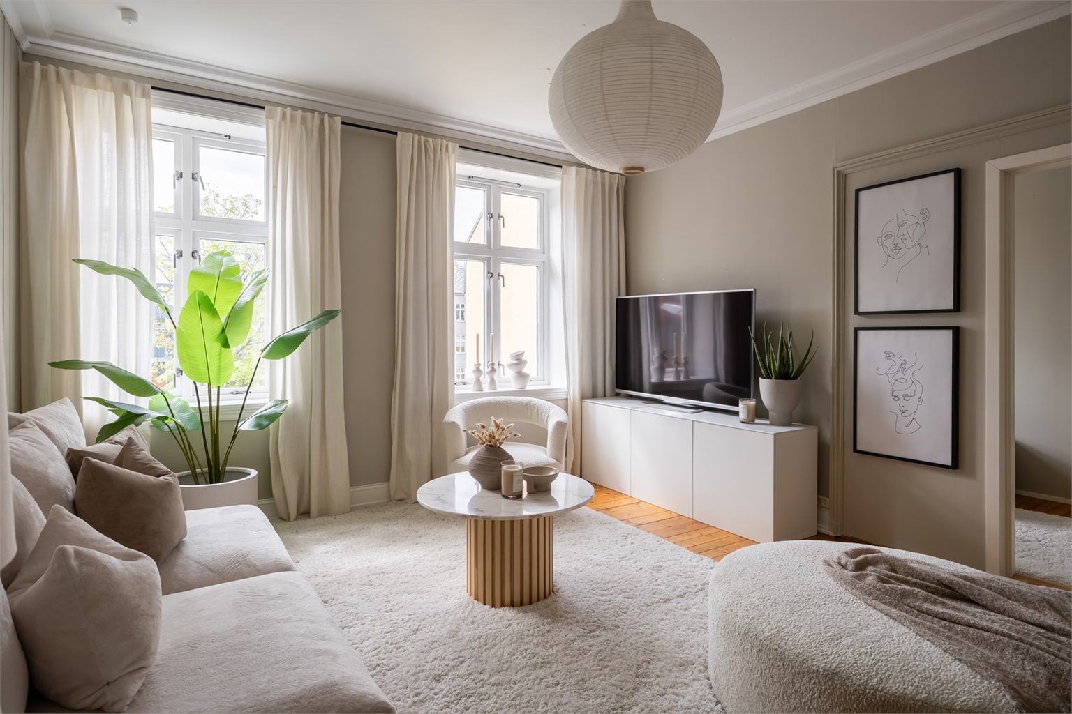 Leilighetens stue er på 20 m² med god plass til flere møbleringsmuligheter. Det er høy under taket og rause vindusflatene som sørger for rikelig med naturlig lysinnslipp. 
