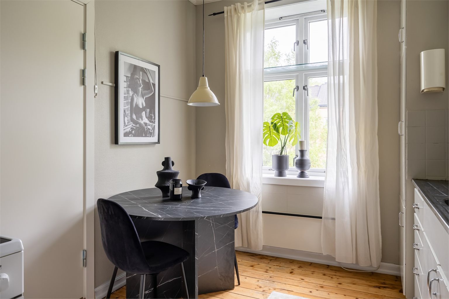 Her er det god plass til egen spisesone. Ny branndør på kjøkken er blitt byttet ut i senere tid.