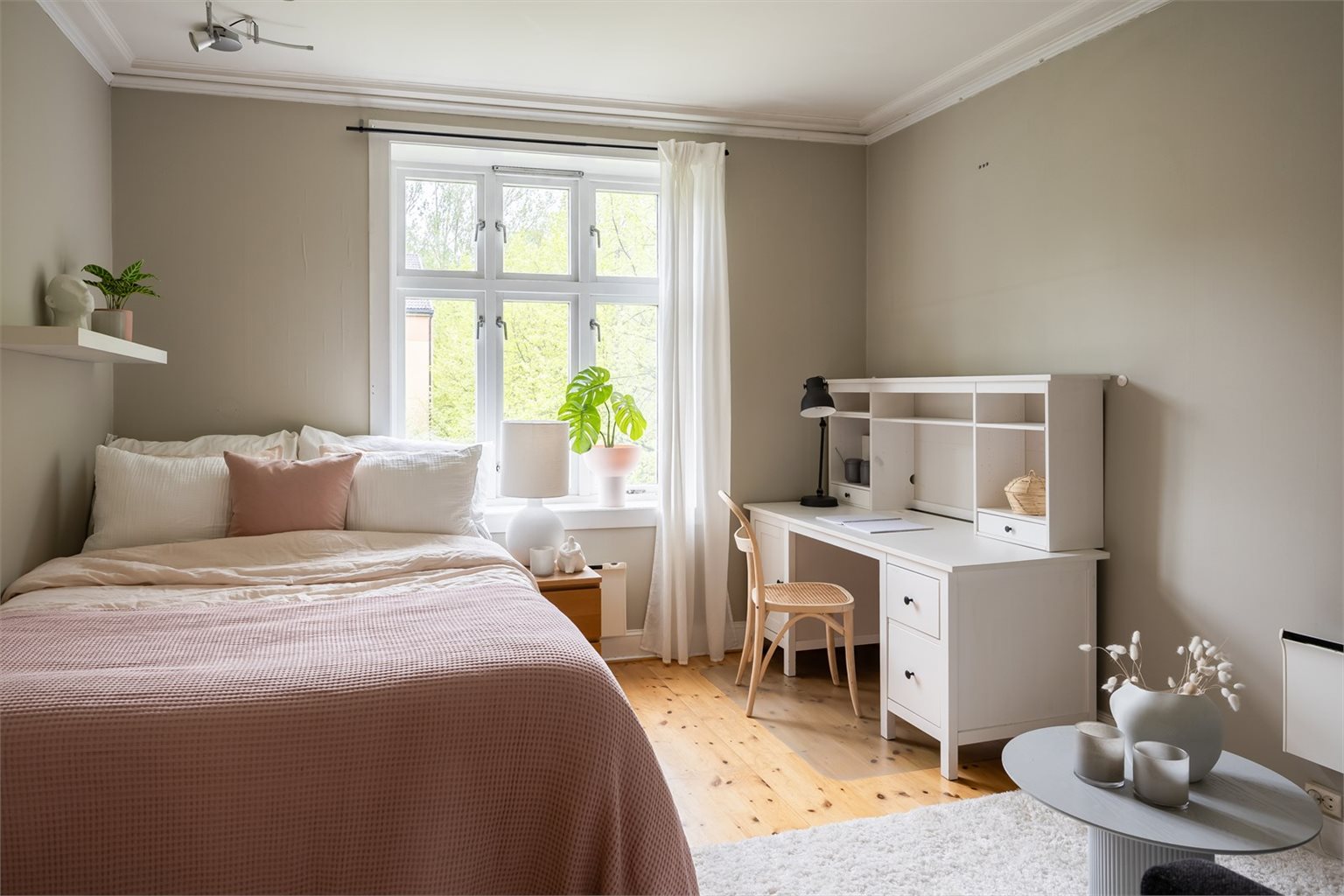 Leiligheten har totalt fire soverom, hvorav dette er det største på 15,5 m².
