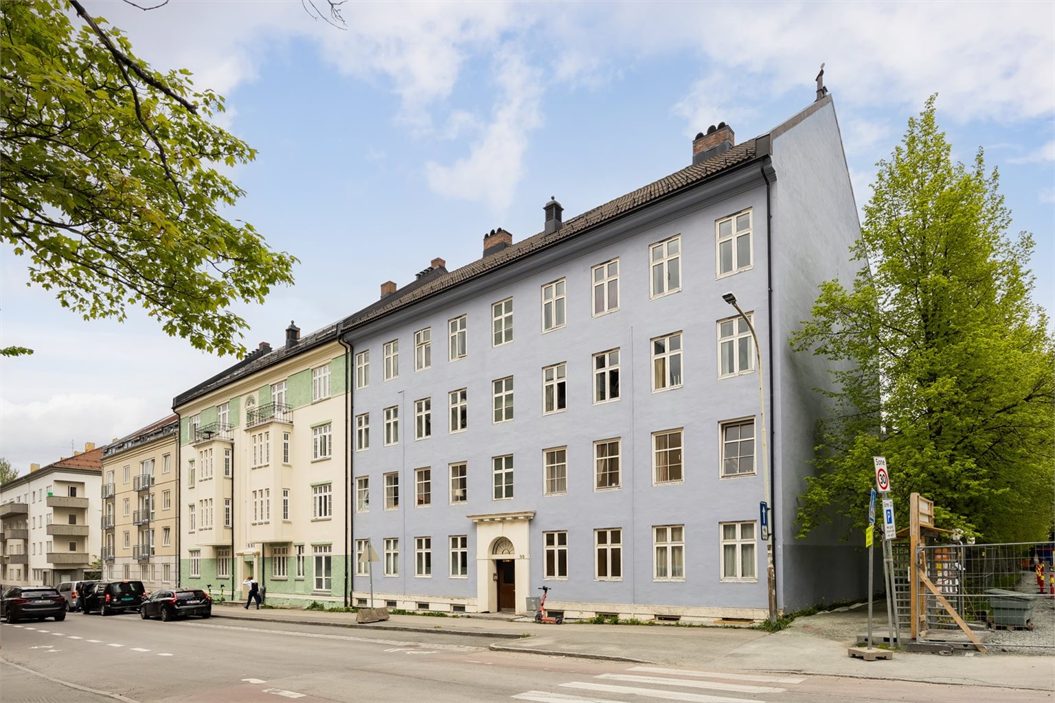 Aksjelaget disponerer 7 parkeringsplasser, det er mulig å leie parkeringsplass til kr. 2 000 per år dersom det er ledige plasser. Det er også sykkelparkering i bakgård.