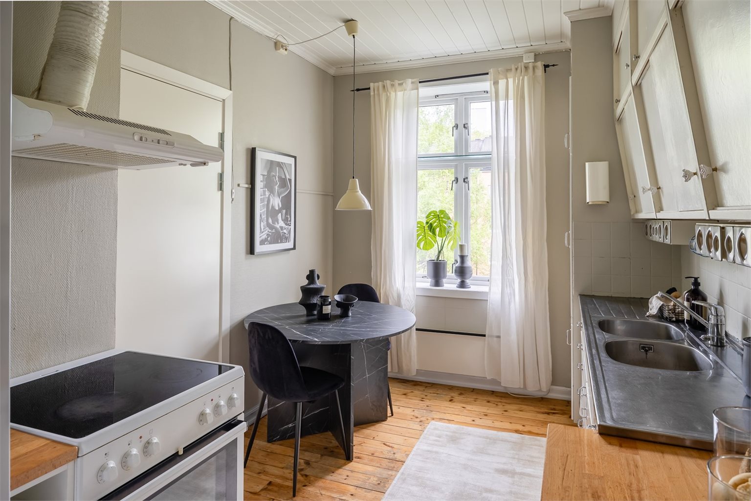 Kjøkkenet er på 10,5 m² og ligger praktisk adskilt fra stuen.